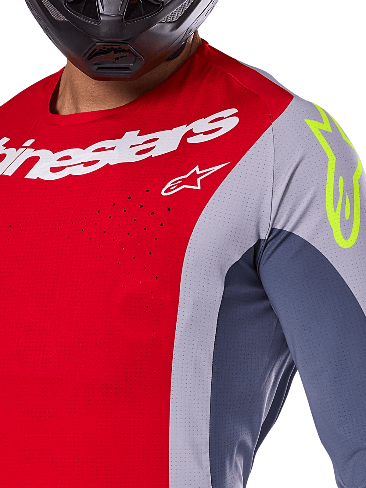 Alpinestars 2025 Techstar Melt Jersey, motorcross jersey, felrood en grijs met donkerblauwe panelen, met witte Alpinestars-branding en een neongeel logo op de schouder, close-up met lasergesneden ventilatieperforaties en een zwarte helm.