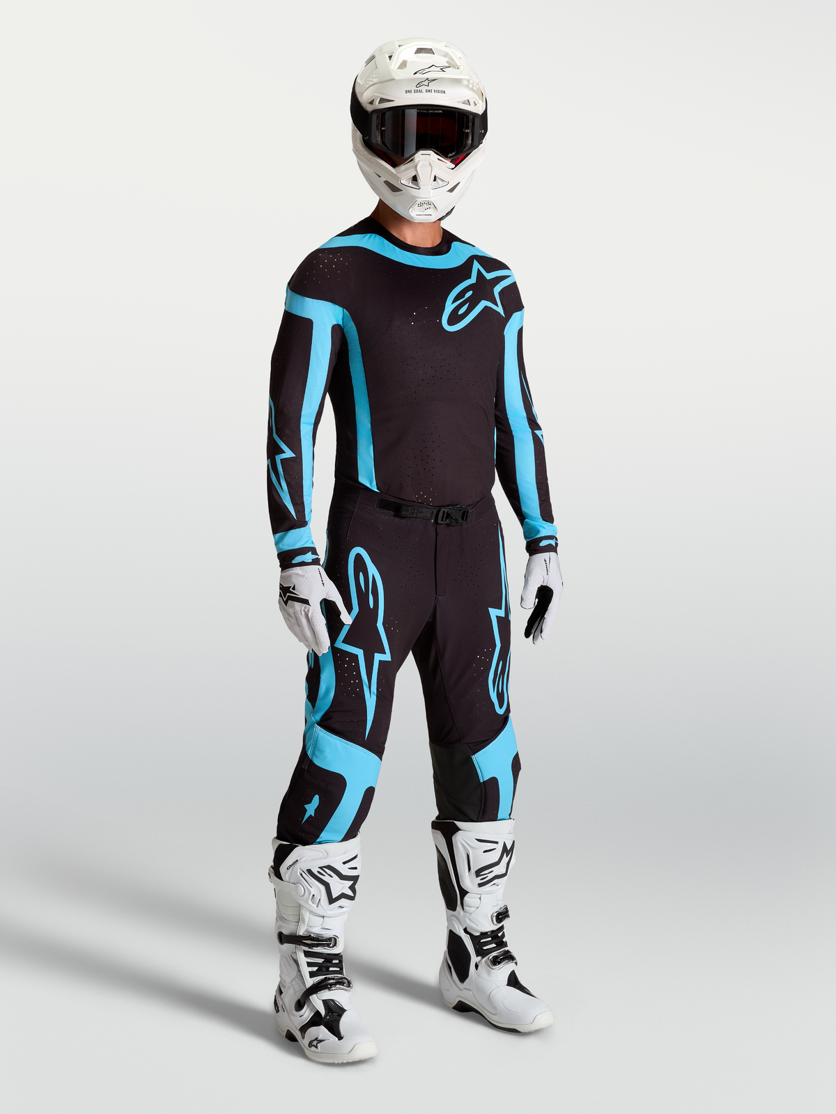 Alpinestars Supertech Vesta jersey en uitrustingsset, zwart en turquoise motorcross-outfit met een atletische racepasvorm.
