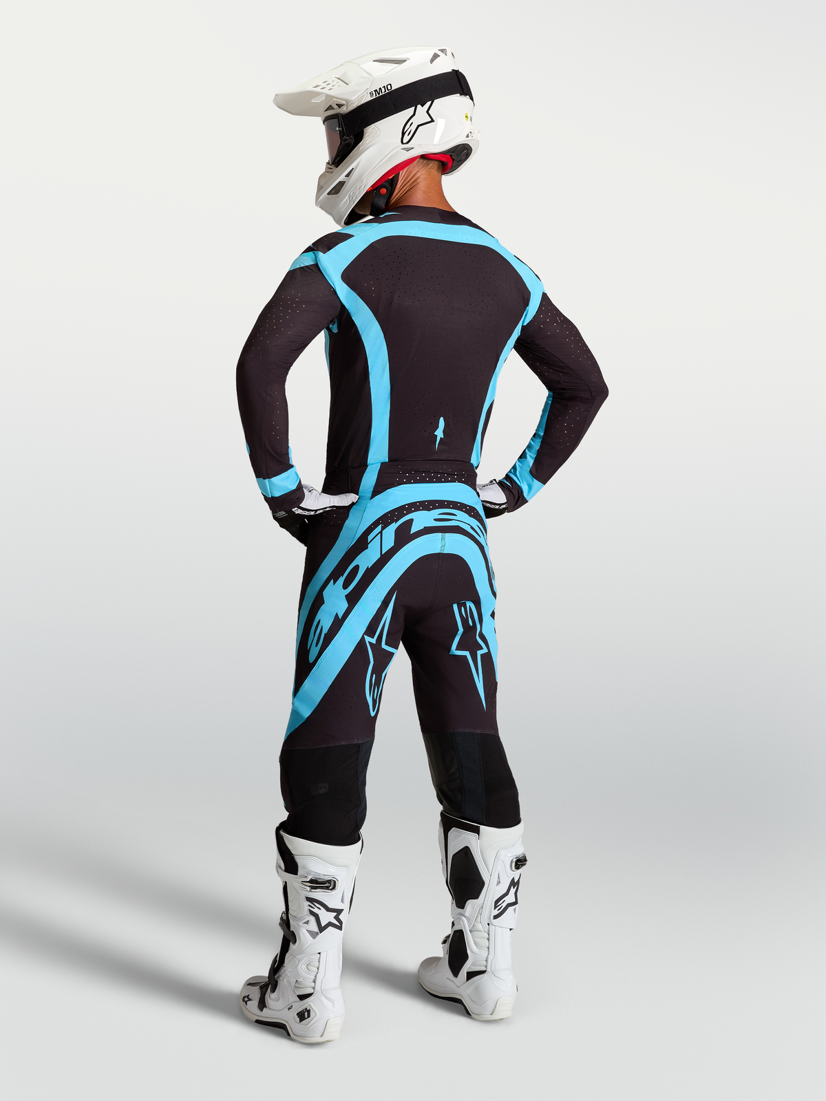 Alpinestars Supertech Vesta jersey en uitrustingsset, zwart en turquoise motocrossoutfit, atletische pasvorm, rugaanzicht.