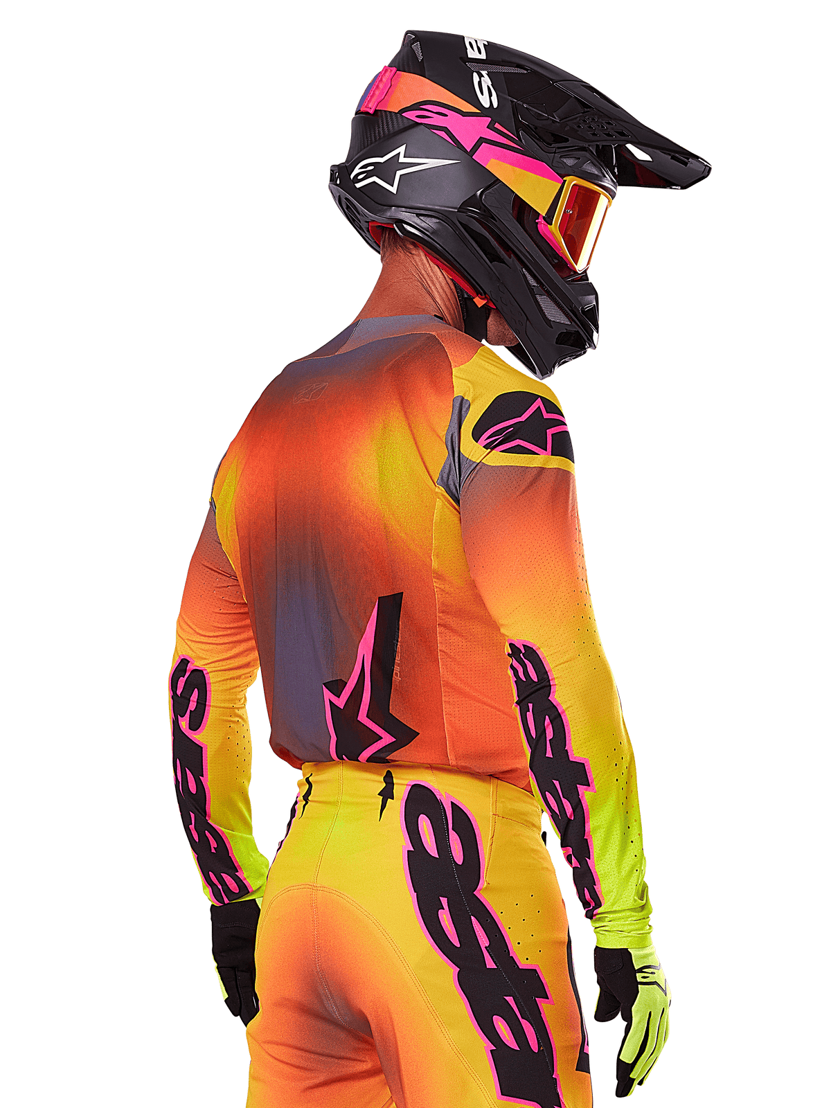 Alpinestars 2025 Supertech Lipan Gear Set, motorcrosser van achteren en opzij gezien, geel, oranje en rood kleurverloop met zwarte en roze branding, zwarte helm met roze accenten en oranje bril, professionele off-road race-uitrusting