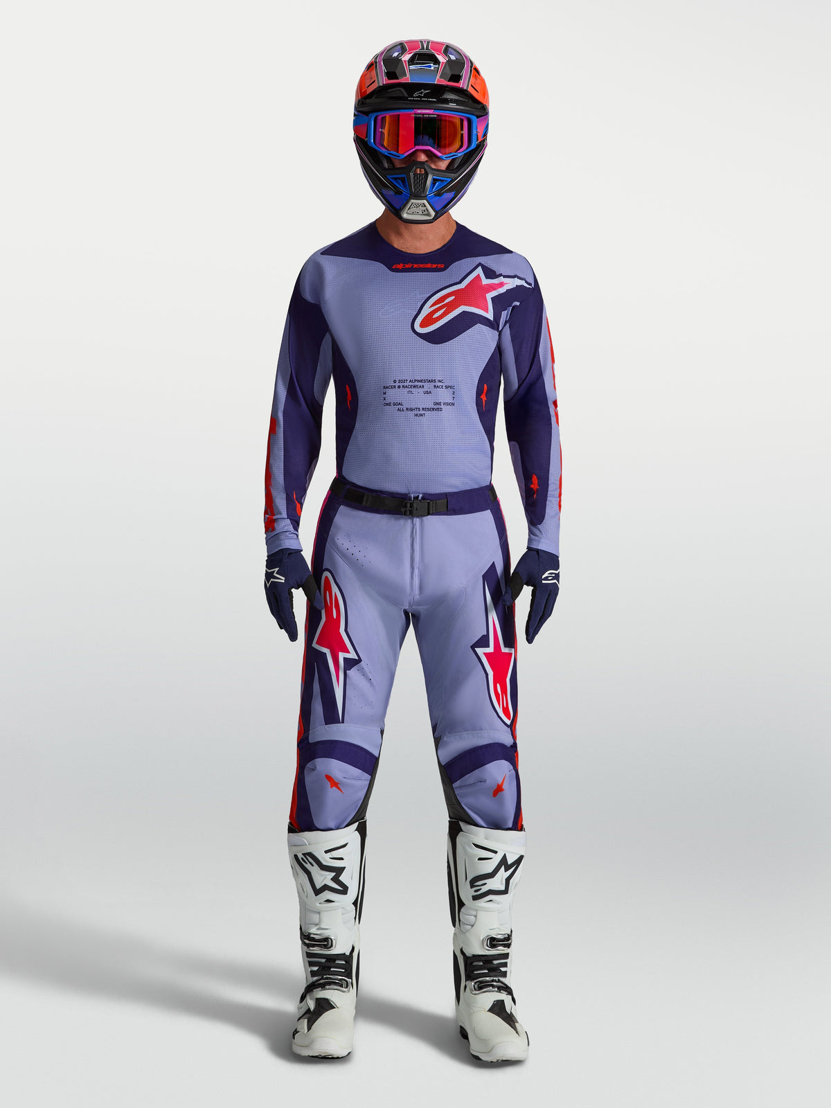 Alpinestars Racer Air Hunt JGear Set, paars en rood heren motocrosspak met geventileerde jersey en witte motorlaarzen.