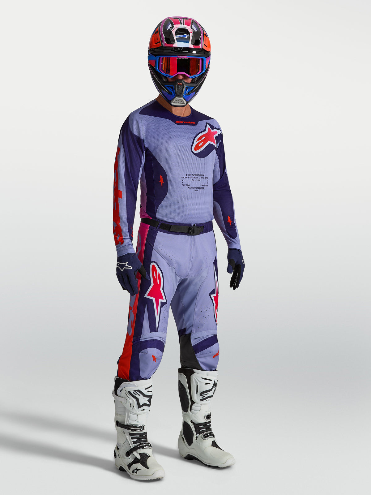 Alpinestars Racer Air Hunt JGear Set, paarse en rode MX-uitrustingsset, geventileerde jersey en broek met witte motorlaarzen.