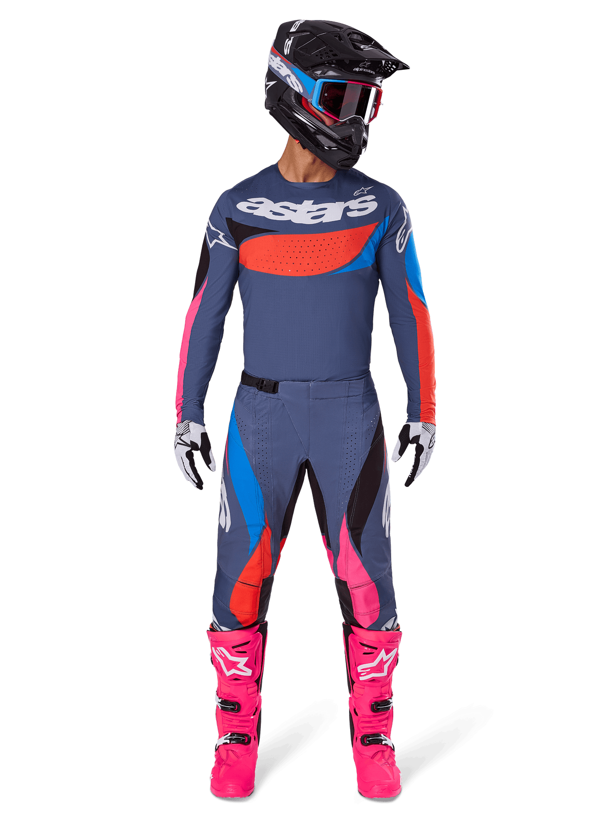 Alpinestars 2025 Techstar Dreem Gear Set, motorcrossrijder in volledige race-uitrusting, grijsblauwe jersey en broek met felle roze, oranje en cyaanblauwe accenten, groot 'astars' logo op de borst, felroze laarzen, zwarte helm met crossbril, gecoördineerde outfit voor professionele motorcross
