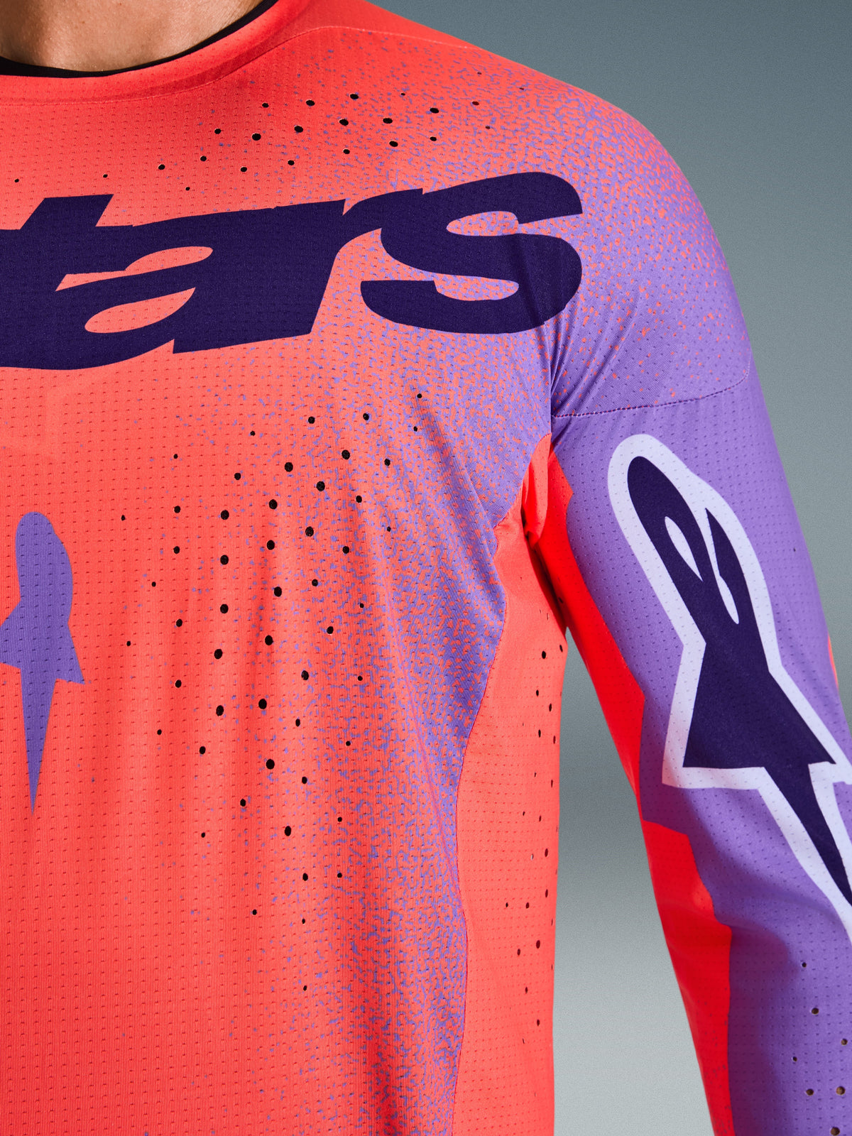 Alpinestars 2026 Supertech Scenz Jersey, motorcross jersey, Hot Coral en paars, close-up weergave van de ademende mesh-textuur en laser-gesneden perforaties, met groot paars logo op de borst en graphics op de mouwen voor professioneel off-road racen.