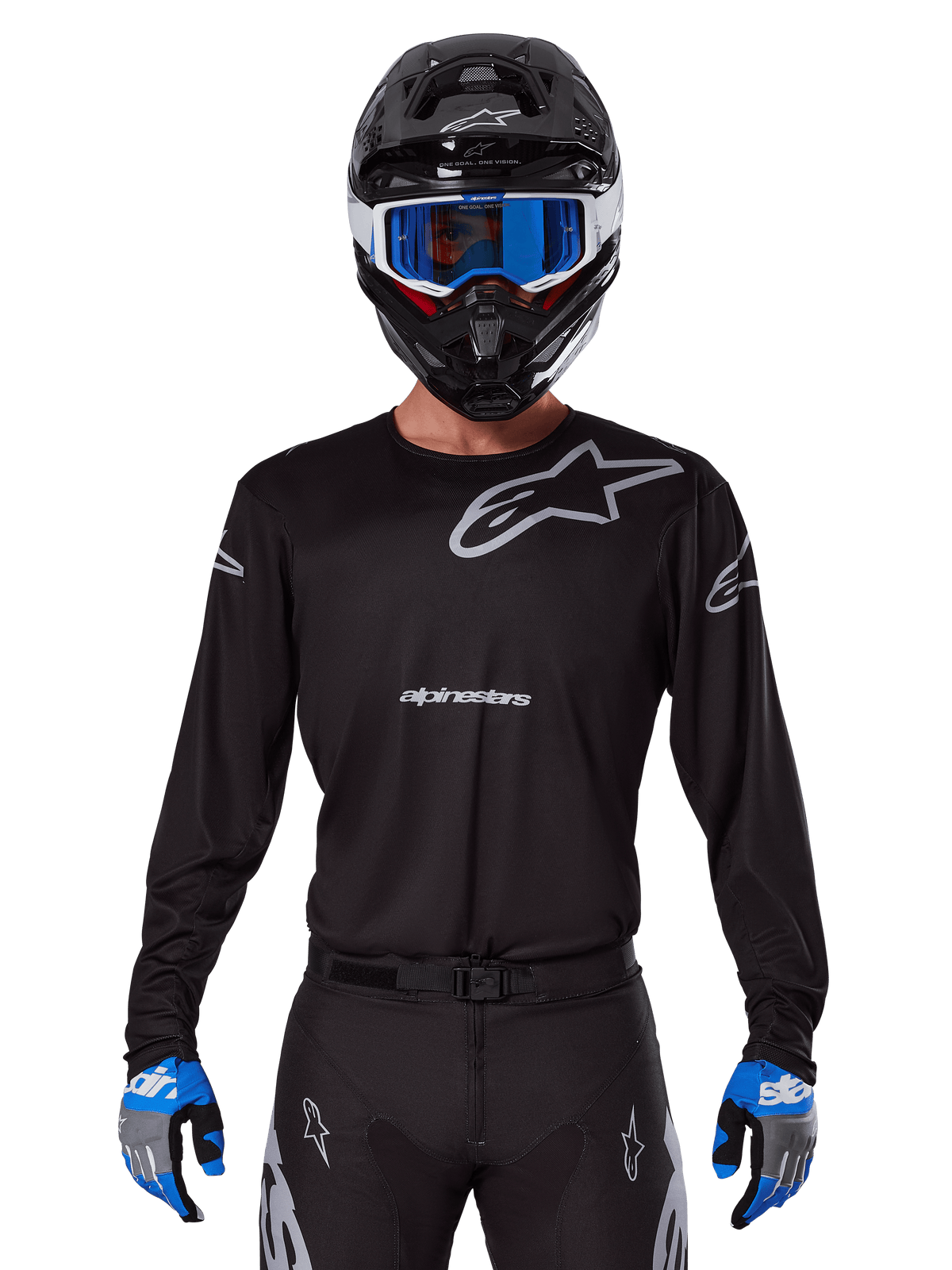 Alpinestars 2025 Racer Graphite Jersey, motorcross racetenue, zwart met grijze logo's, gedragen met bijpassende zwarte helm, blauwe crossbril en blauw-grijze handschoenen, nauwsluitend performance-ontwerp met logo's op de borst en mouwen
