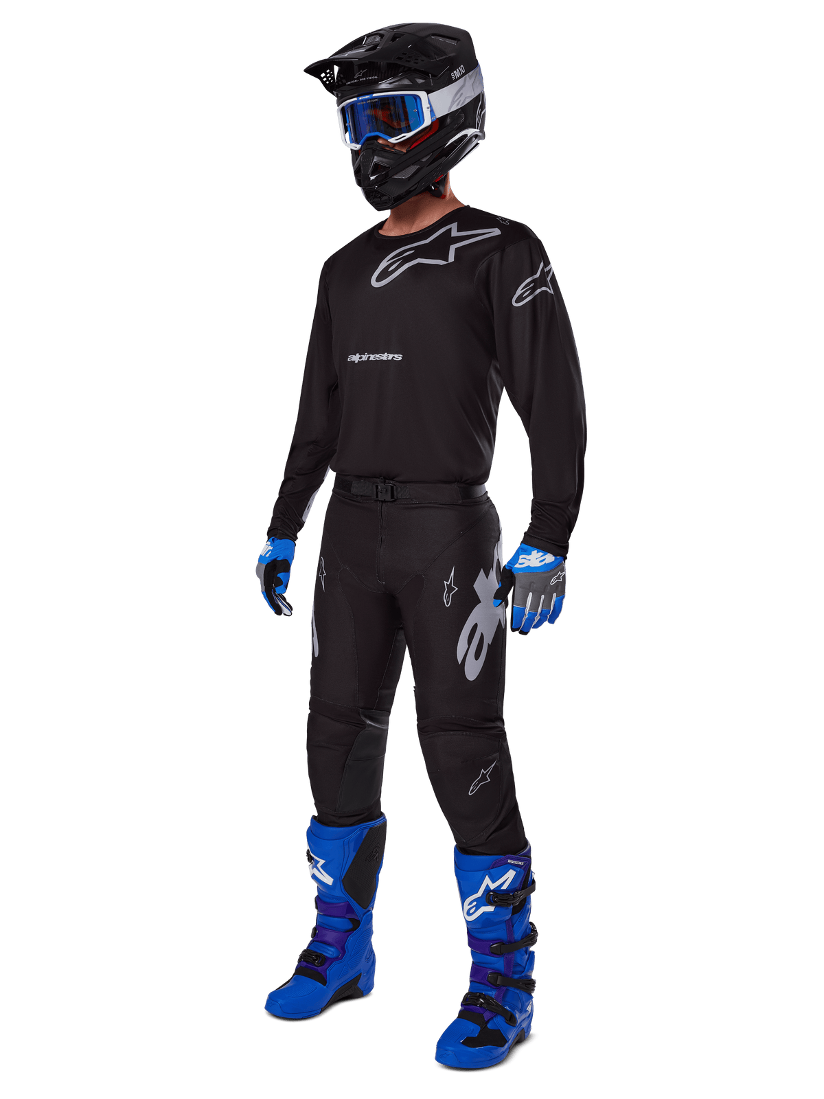 2025 Racer Graphite Gear Set, complete motorcross-uitrusting, zwart en grijs jersey en broek met zilveren logo's, zwarte helm met blauw getinte bril, blauwe en zwarte handschoenen, felblauwe laarzen, professionele off-road race-uitrusting