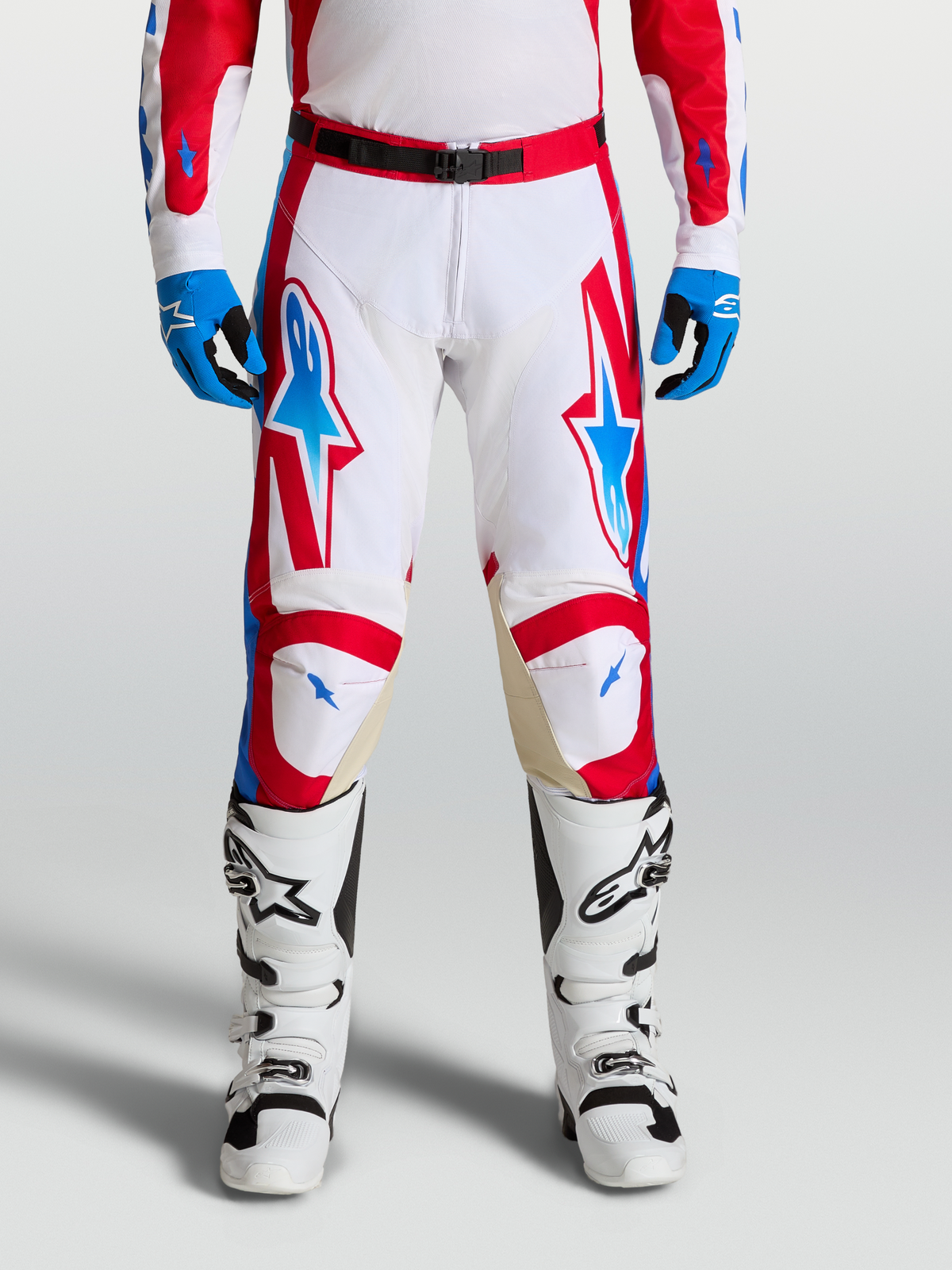 Alpinestars Racer Hunt broek, motocrossracebroek voor heren, wit, rood en blauw, met leren kniepanelen.