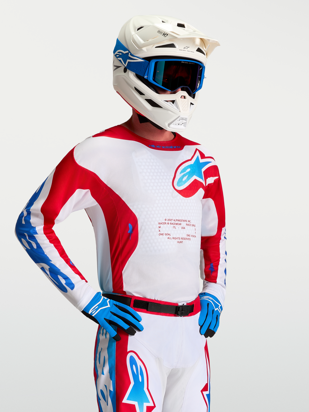 Alpinestars Racer Hunt jersey, heren-motorcross jersey, wit en rood met blauwe accenten, vochtafvoerend materiaal.