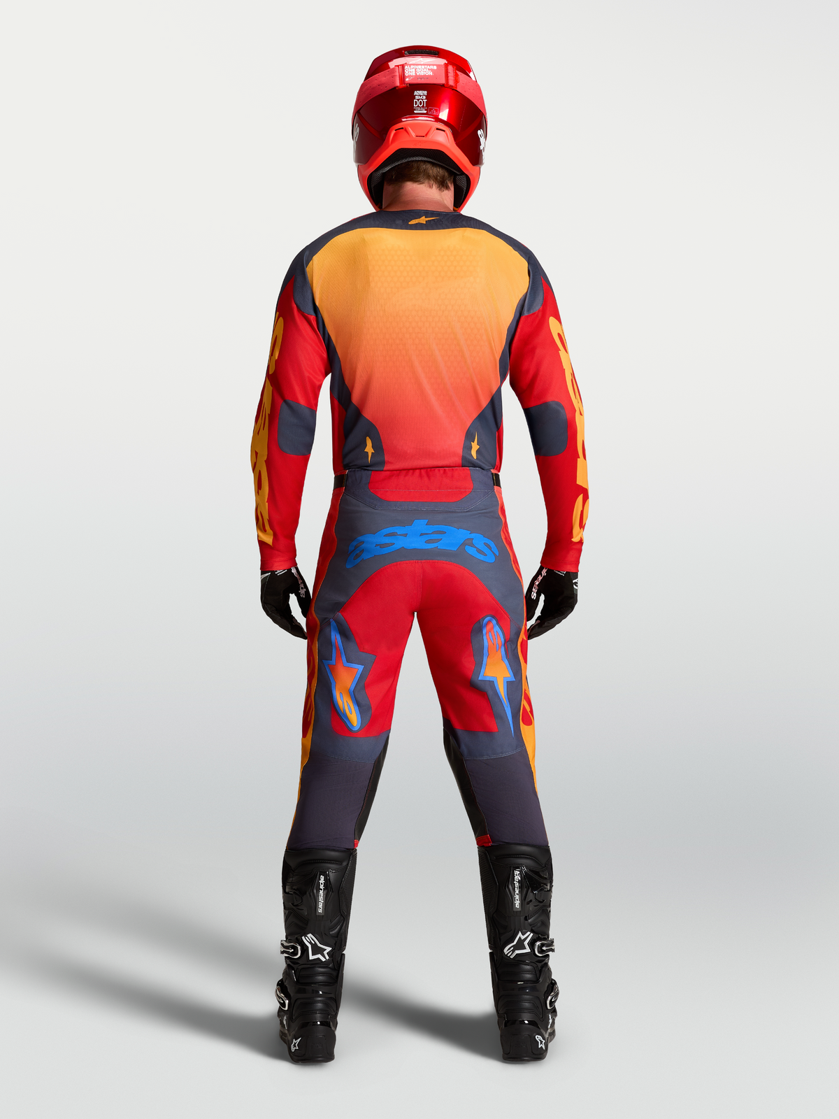 Alpinestars Racer Hunt jersey, heren motorcrosskleding, rood en grijs, vochtafvoerend textiel, achteraanzicht van de rijder.