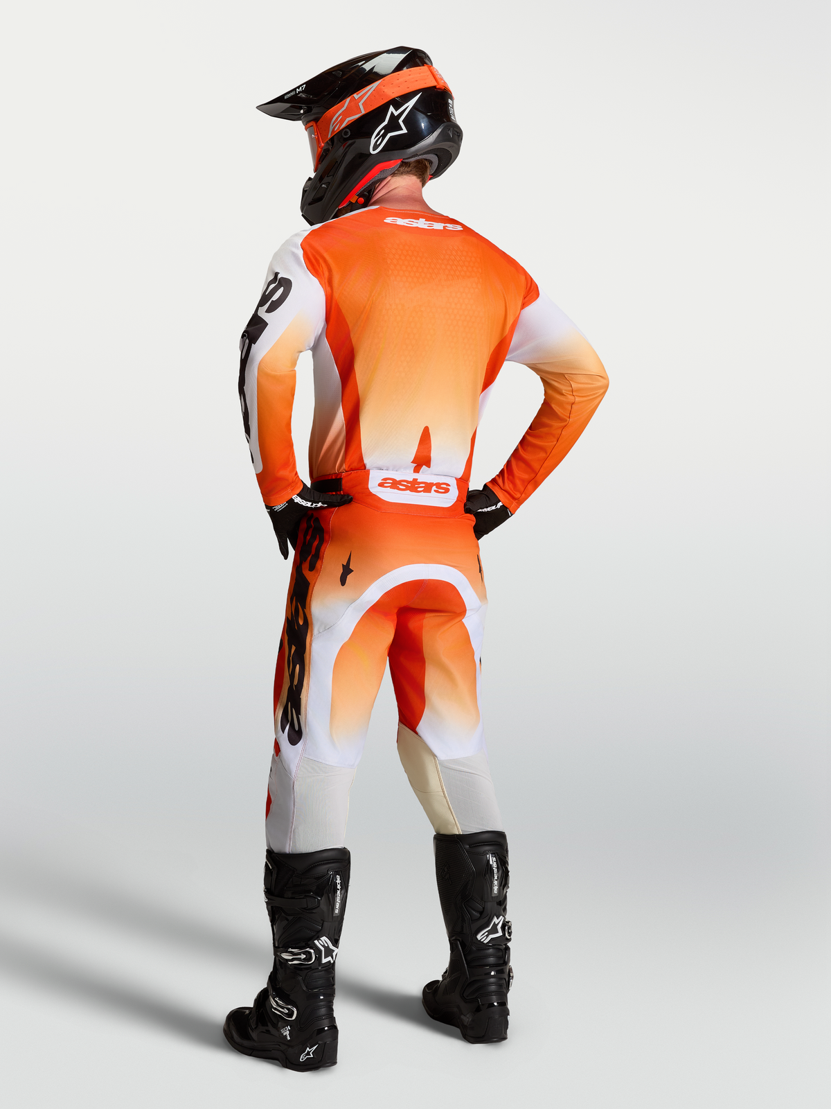 Alpinestars Racer Amber jersey, oranje en witte motorcrossuitrusting, achteraanzicht met vochtafvoerende polyfabric.