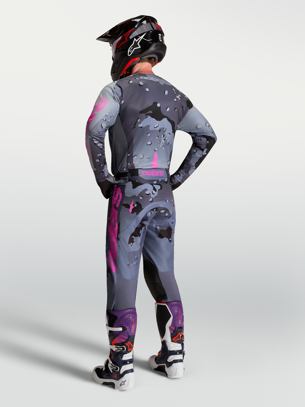 Alpinestars Racer Lone jersey en uitrustingsset, heren motorcross racing, grijs camo en paars, achteraanzicht.