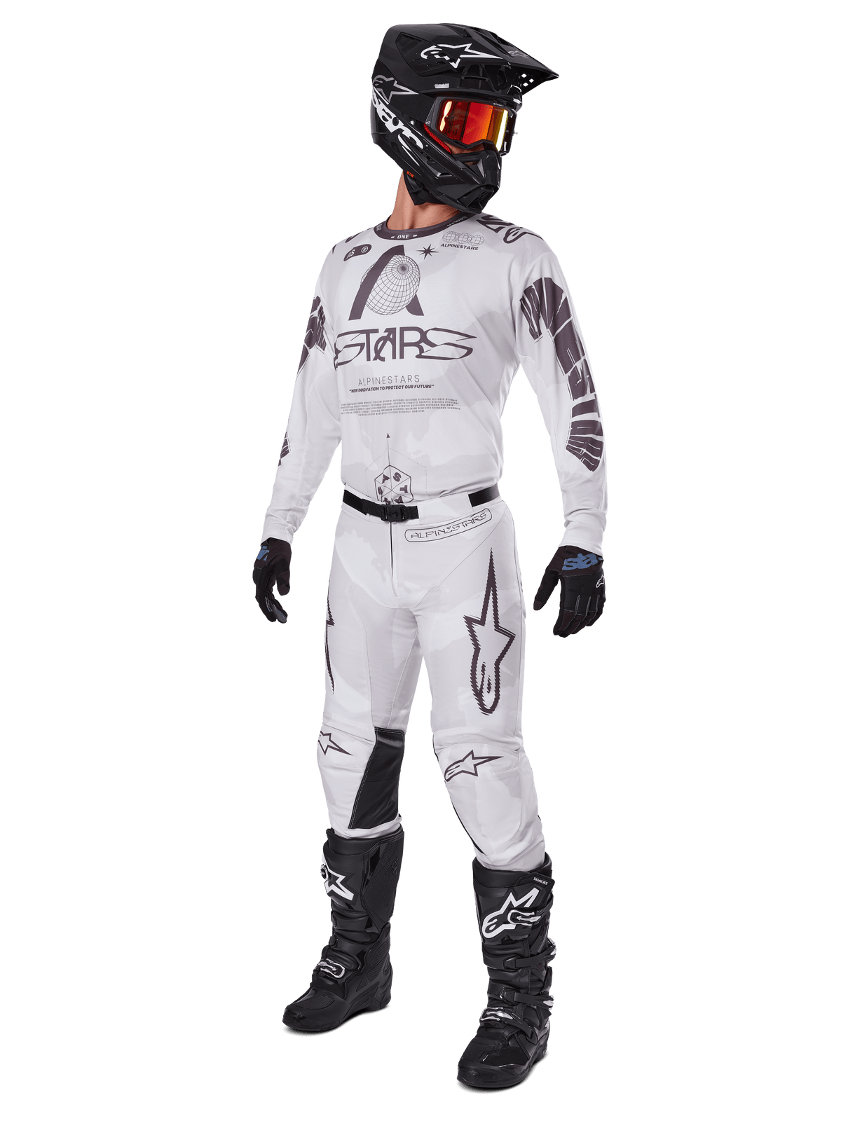 Alpinestars 2025 Racer Hollow Gear Set, motorcross outfit, wit en grijs, jersey en broek met opvallende 'STARS' branding, zwarte helm met oranje-rood getinte bril, zwarte handschoenen en laarzen, complete professionele uitrusting voor motorcross