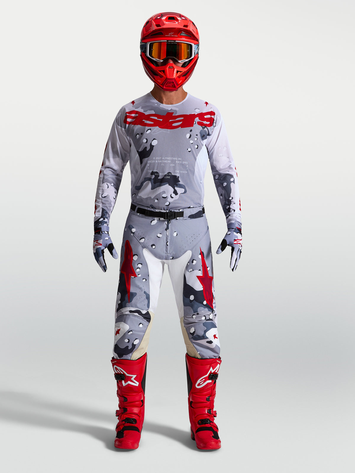 Alpinestars Racer Air Lone jersey, heren-motorcrossuitrusting in grijs camo en rood, ademend mesh, gedragen door een model.