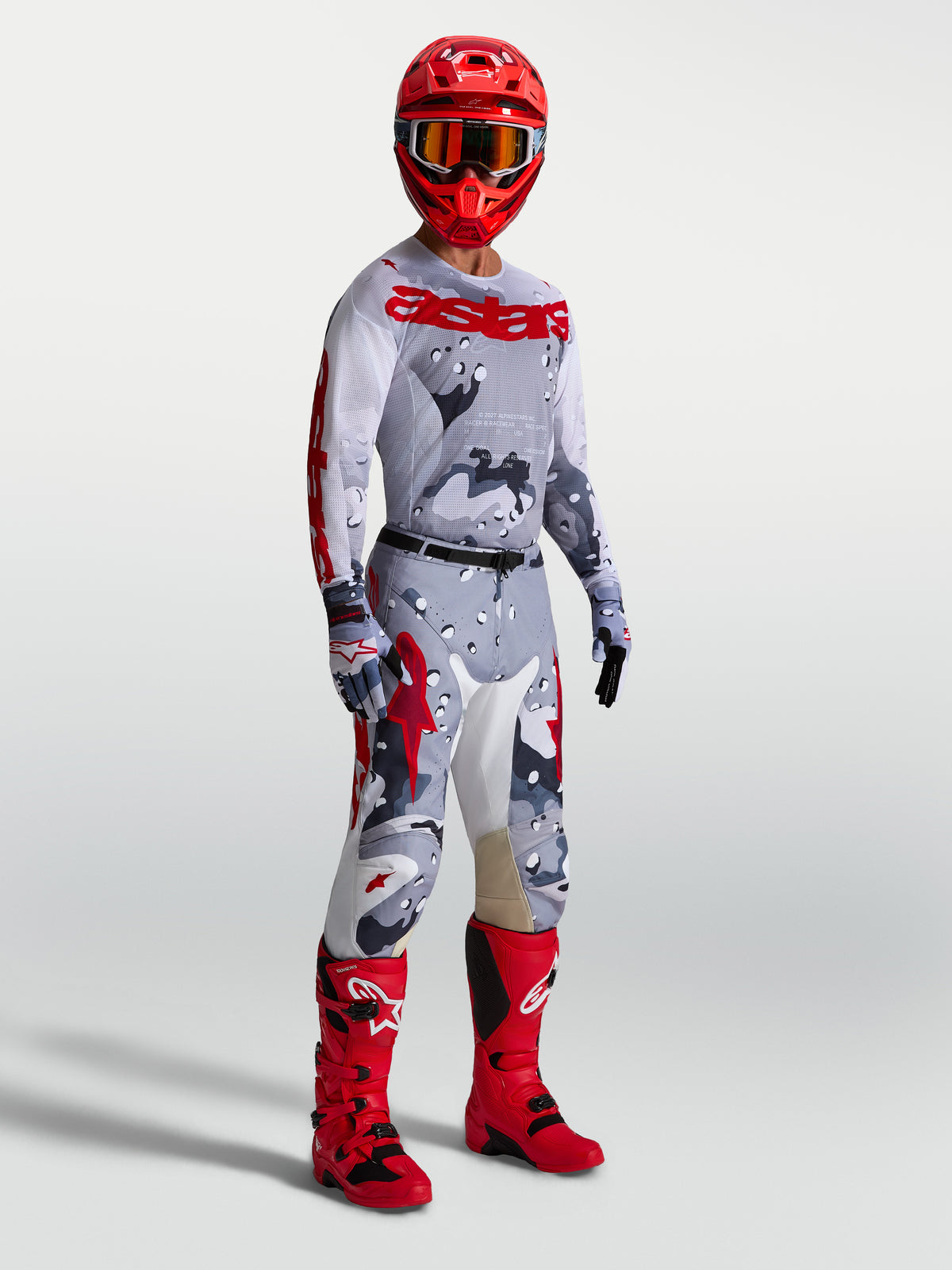 Alpinestars Racer Air Lone Jersey, heren-motocross-uitrusting, grijs camo en rood, ademende meshconstructie.