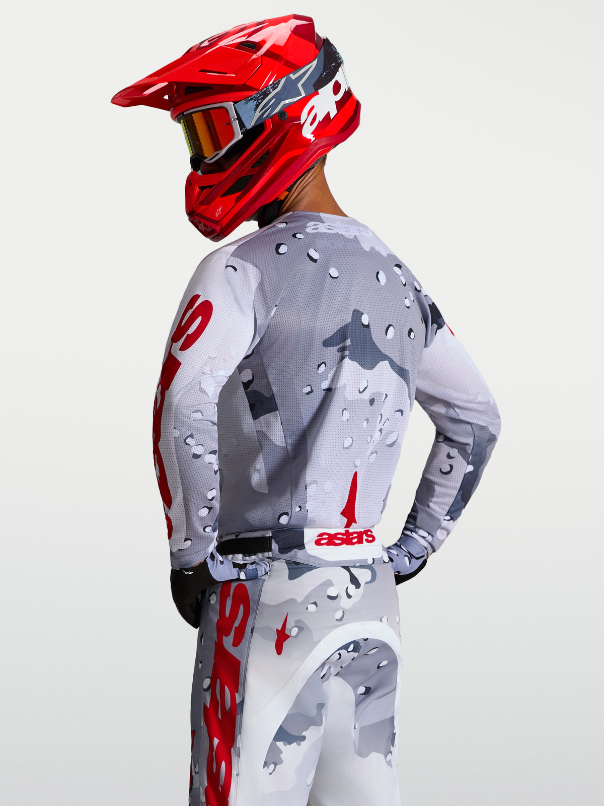 Alpinestars Racer Air Lone jersey, heren motocrossuitrusting in grijs camo en rood van ademend mesh.