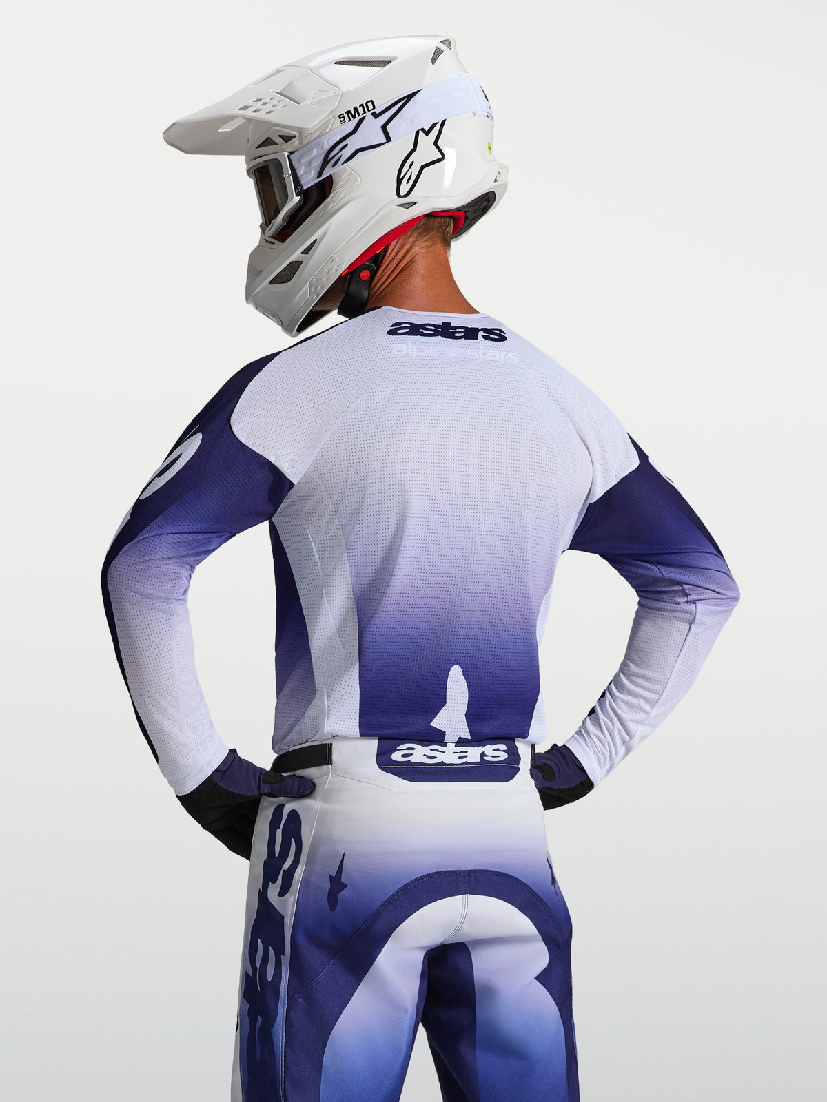 Alpinestars Racer Air Amber Jersey, heren-motorcrossjersey in blauw en wit, achteraanzicht met geventileerde meshconstructie.