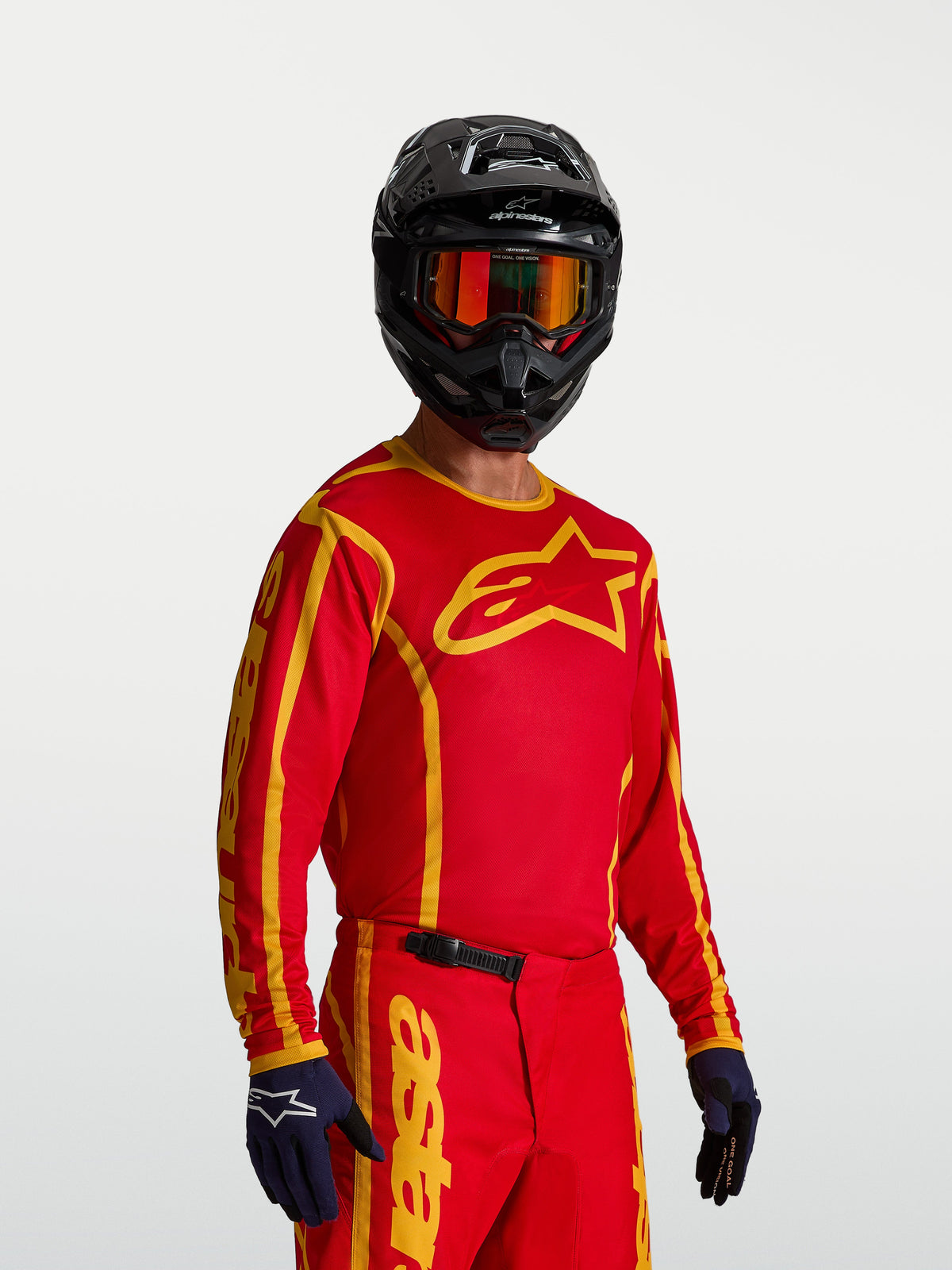 Alpinestars Fluid Apex V2 Jersey, heren-motocrossjersey in rood en goud, gemaakt van ademend polyfabric.