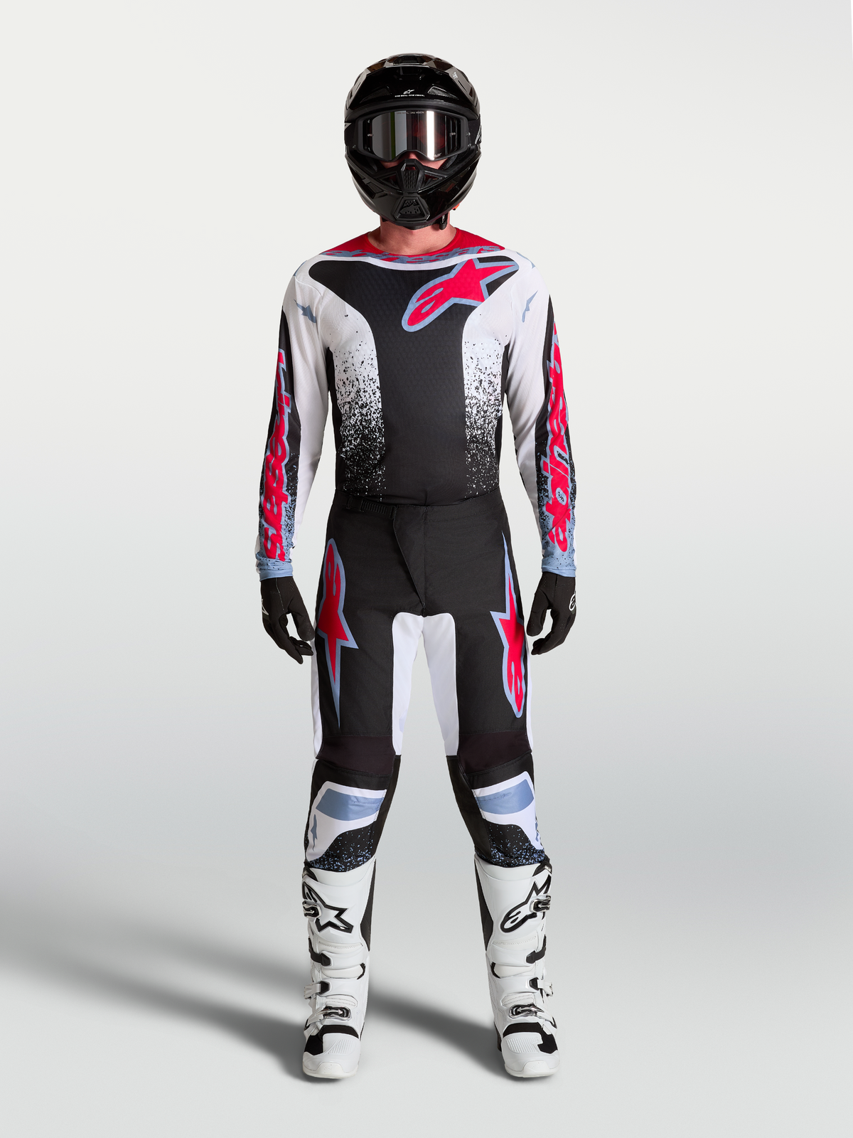 Alpinestars Fluid Drag Jersey en uitrustingsset, zwart-wit heren motocrosspak met rode graphics voor off-road rijden.
