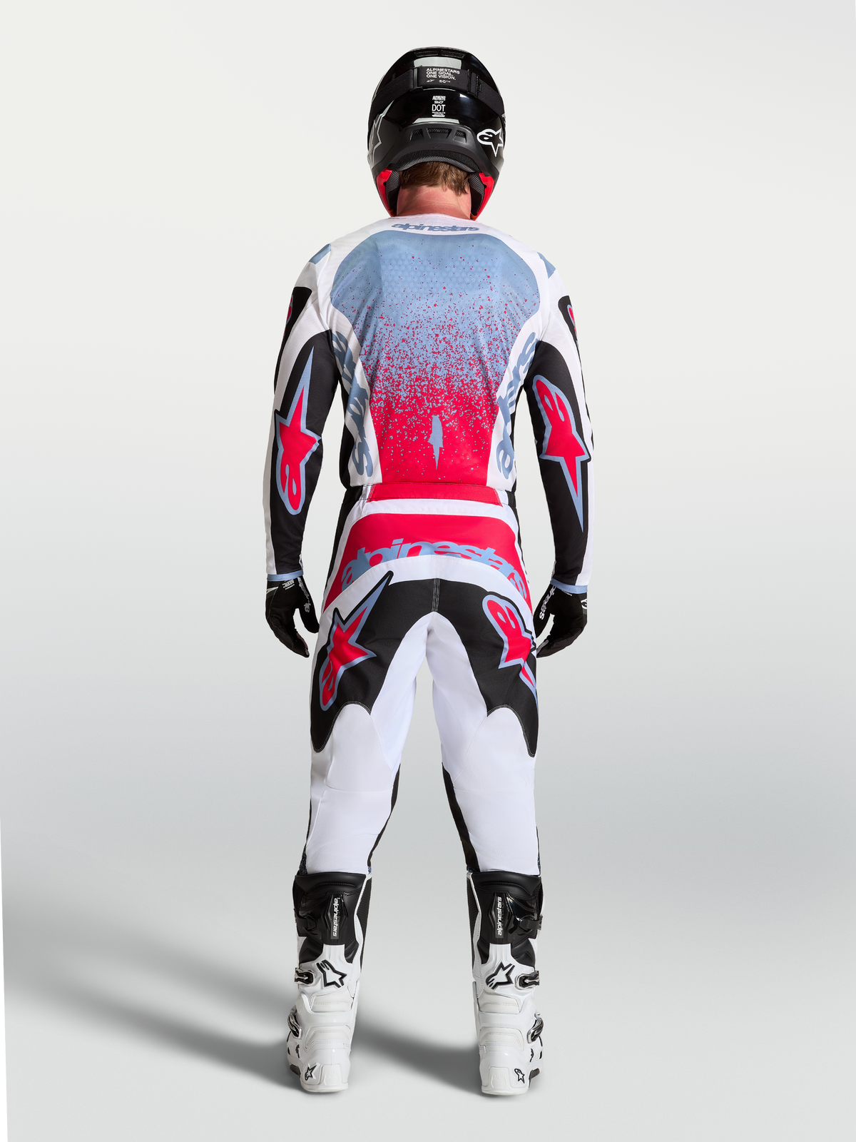 Alpinestars Fluid Drag jersey, heren-motocrossjersey in zwart en fluo rood, achteraanzicht op een rijder.