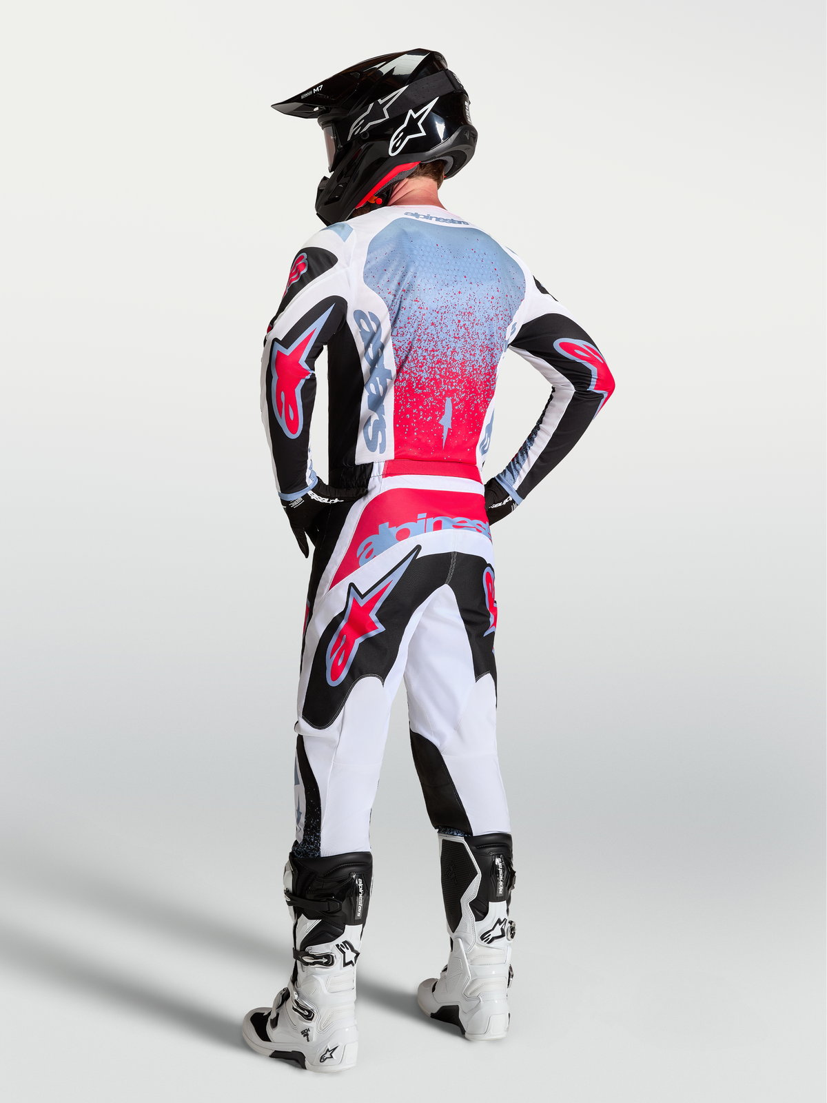 Alpinestars Fluid Drag jersey, heren-motorcrossgear, zwart en fluo rood, ademend textiel, rugaanzicht op model.