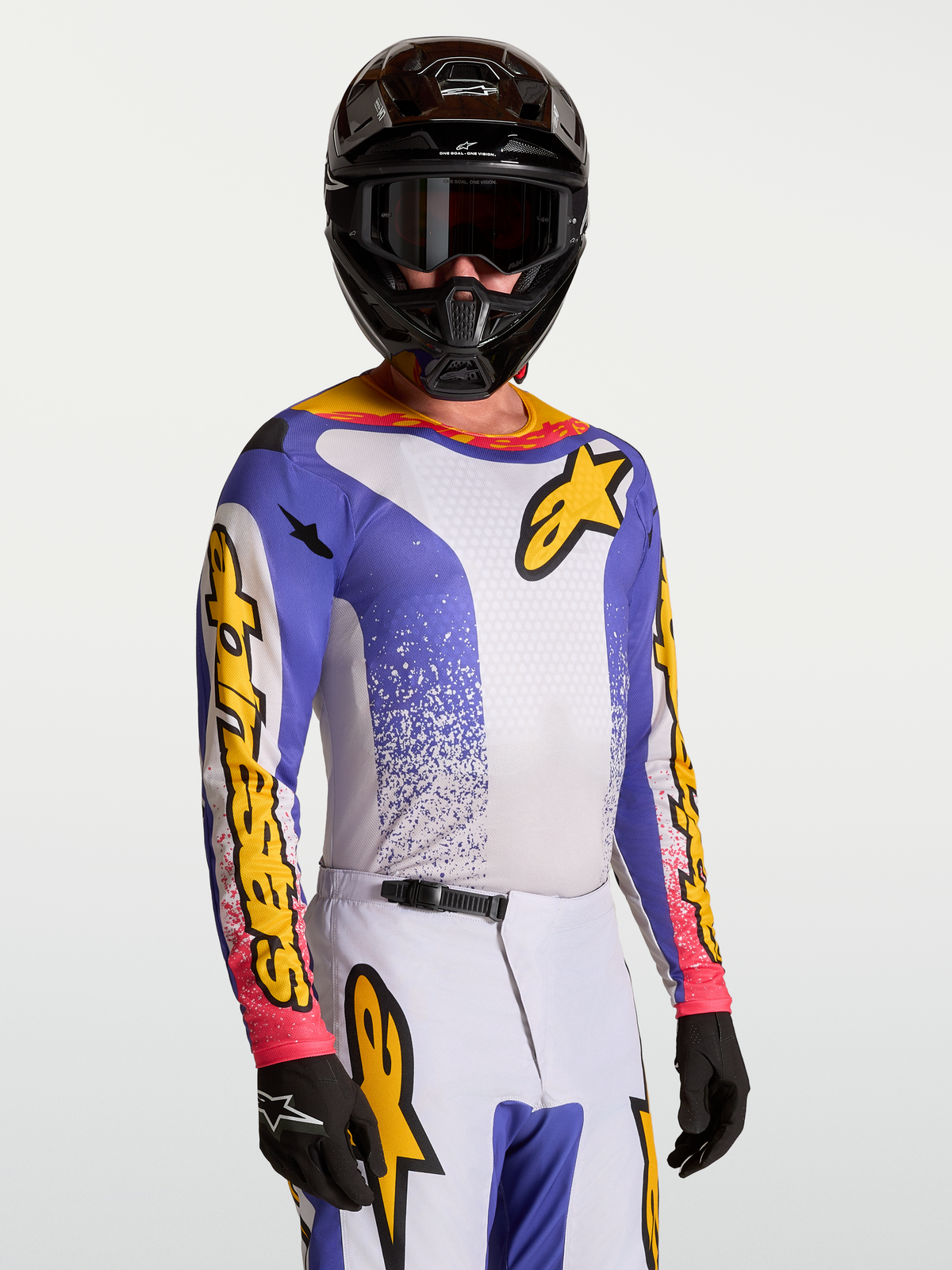 Alpinestars Fluid Drag jersey, herenmotorcrossjersey voor off-road, blauw en geel, vochtafvoerende stof, gedragen door model.