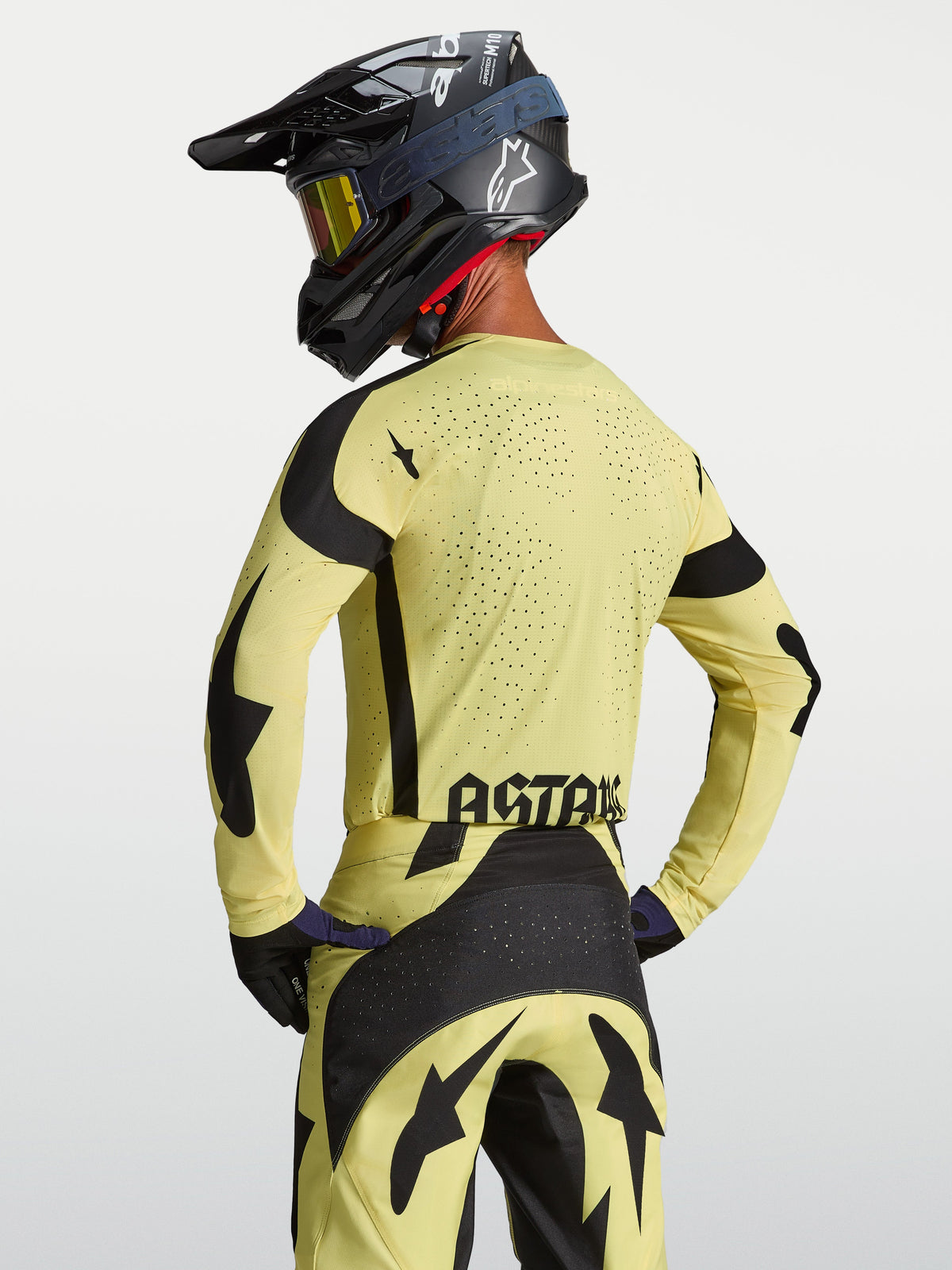 Alpinestars Techstar Atrox jersey, heren-motocrossjersey in geel en zwart met laserperforaties op de rug, achteraanzicht.