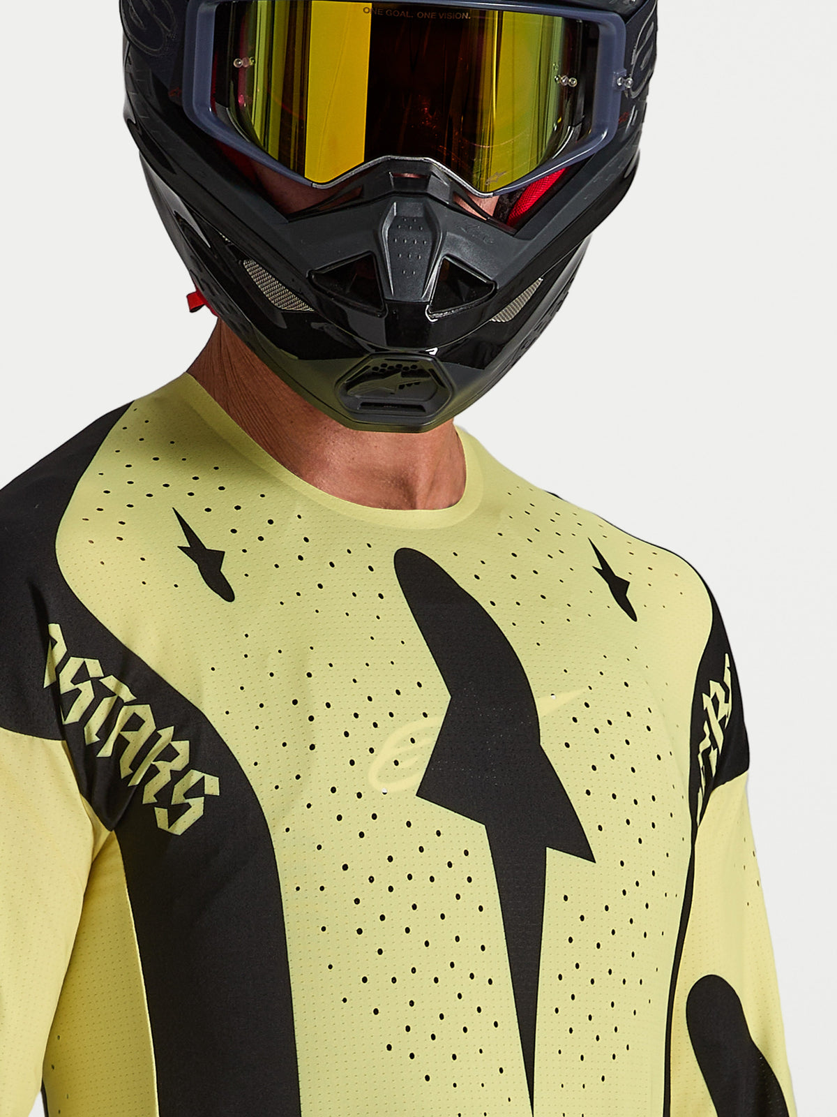 Alpinestars Techstar Atrox jersey, geel en zwarte motorcrossjersey met laser-gesneden ventilatie en atletische racepasvorm.
