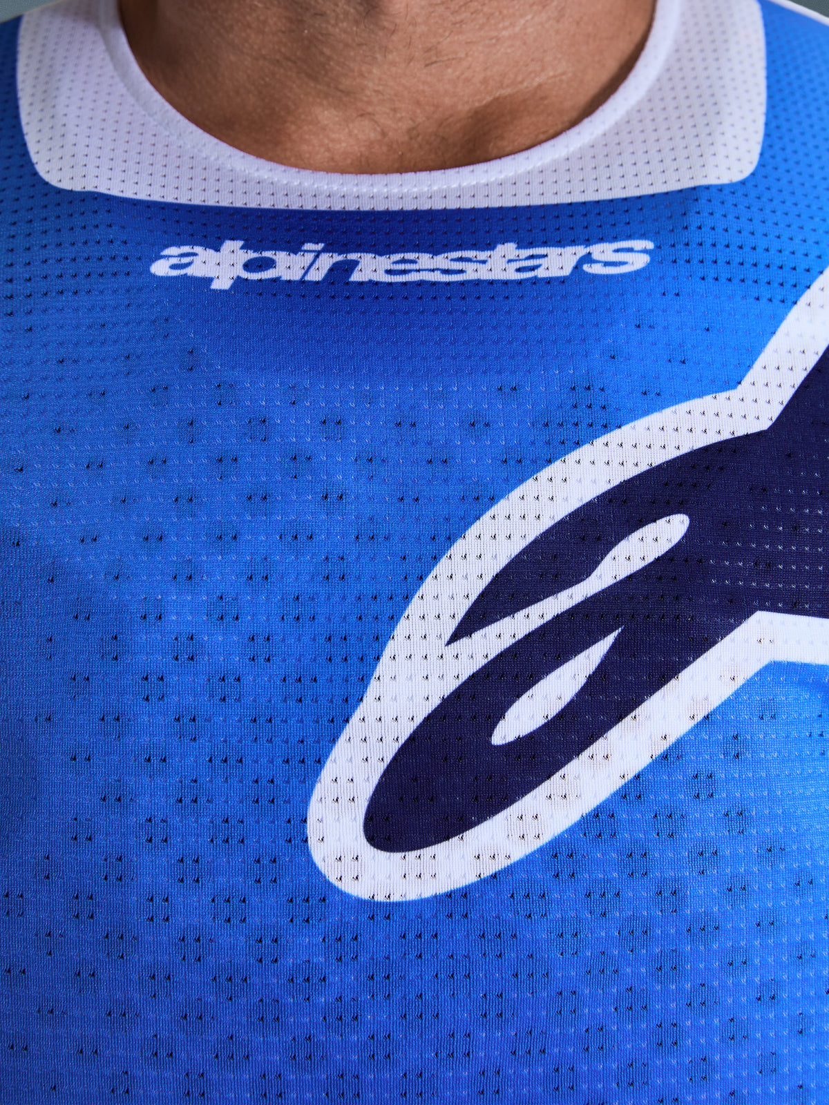 Alpinestars 2026 Racer Air Portl Jersey, motorcross jersey, Ucla Blue en wit, close-up van de borst met ademende geperforeerde mesh-stof, witte kraagafwerking en gestileerde Alpinestars-logo's