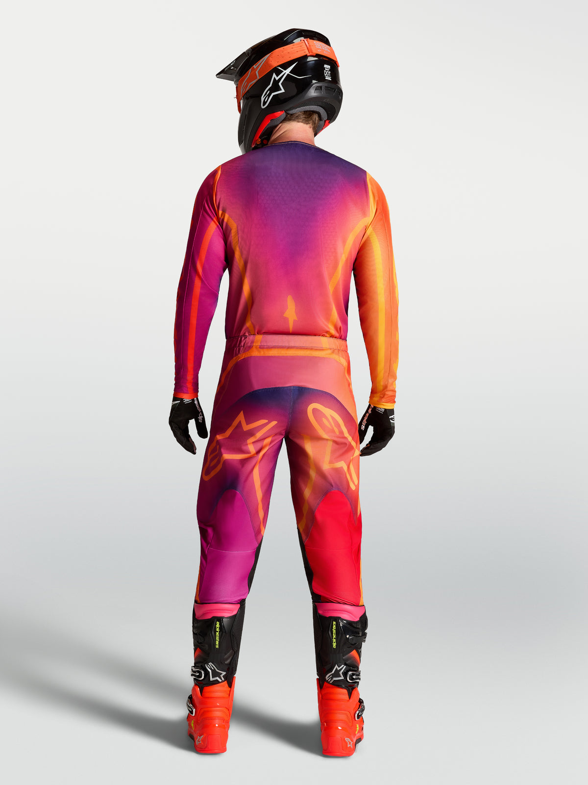 Alpinestars Fluid Kepler jersey, paarse en oranje heren motocrossuitrusting, van achteren gezien met bijpassende broek.