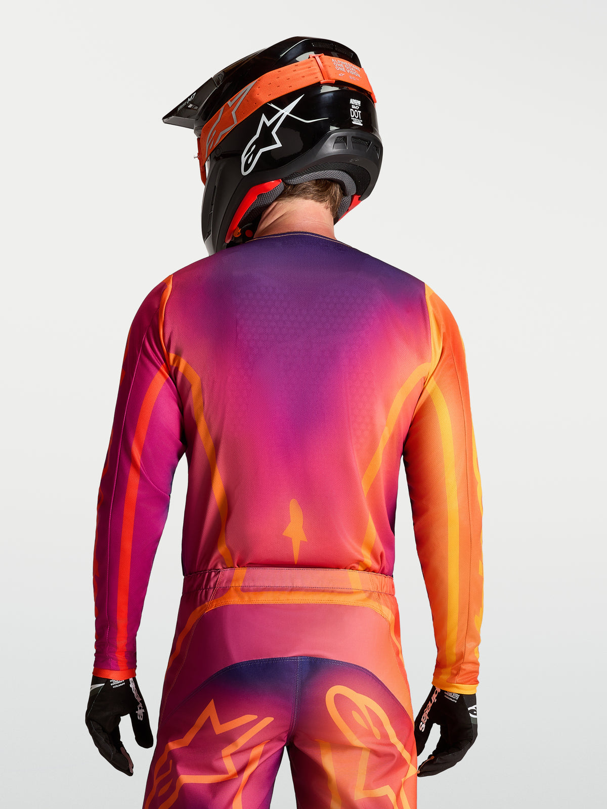 Alpinestars Fluid Kepler jersey, paars en oranje heren motocrossjersey, vochtafvoerende polyfabric, rugaanzicht op model.