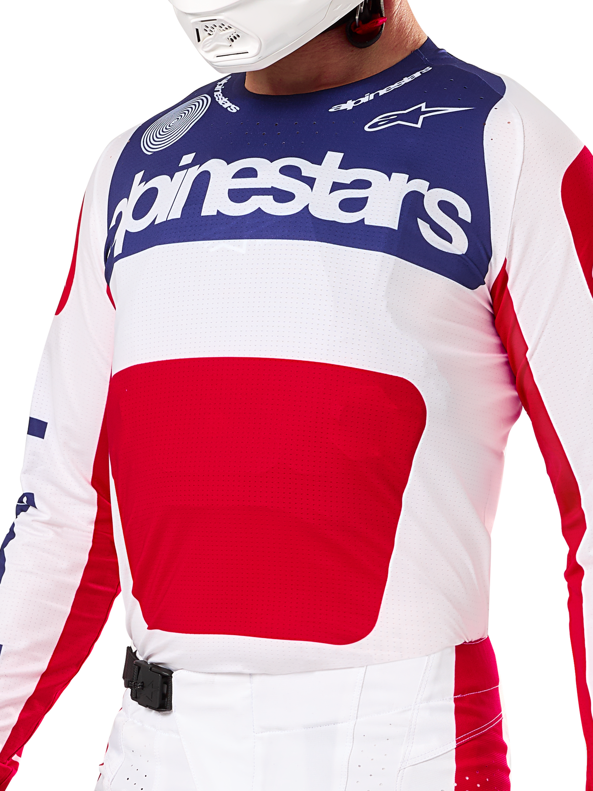 Alpinestars Limited Edition Techstar Fortitude uitrustingsset, motorcross jersey en broek in rood, wit en blauw, bestaande uit een witte jersey met een marineblauw bovenpaneel en een groot rood grafisch vlak, bijpassende wit-rode broek met een SX2 magnetische gesp, atletische pasvorm met lasergesneden perforaties voor off-road racing.