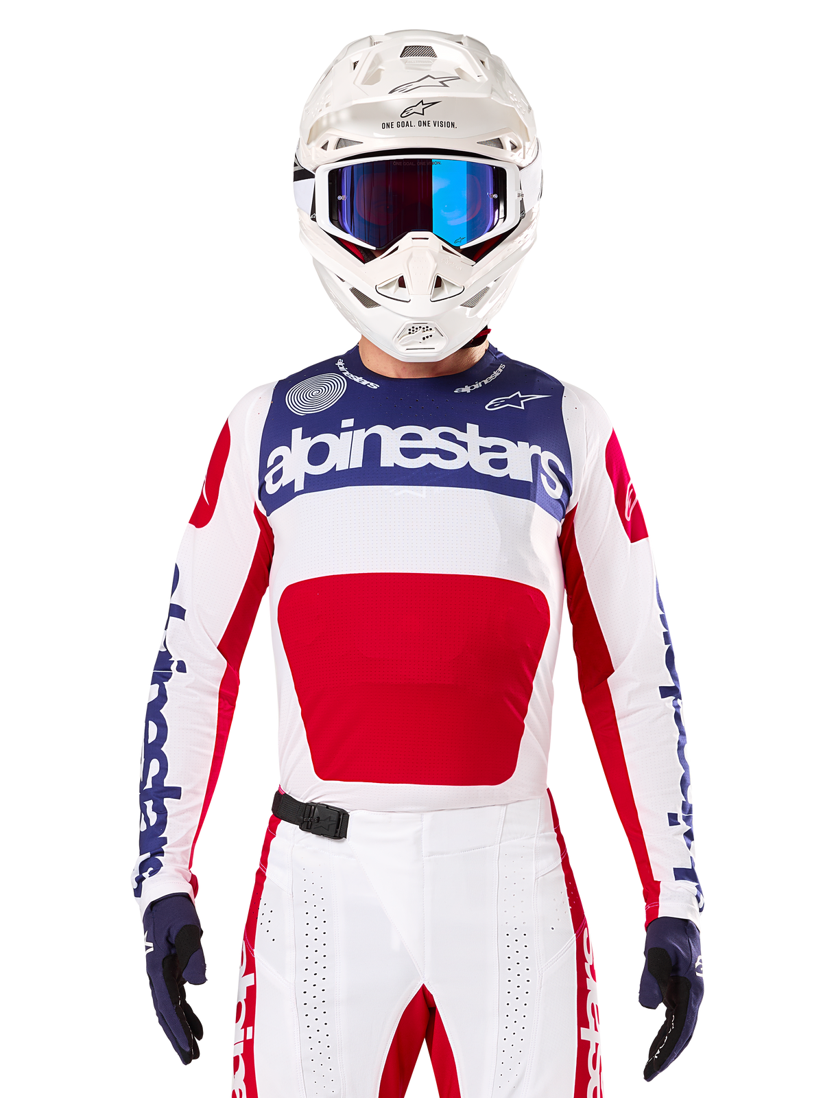 Alpinestars Limited Edition Techstar Fortitude Jersey, motorcross racing jersey, wit, rood en blauw, gedragen met bijpassende broek en helm, voorzien van Alpinestars-branding en het 'One Goal One Vision'-motto, geperforeerde details, strak ontwerp voor off-road prestaties