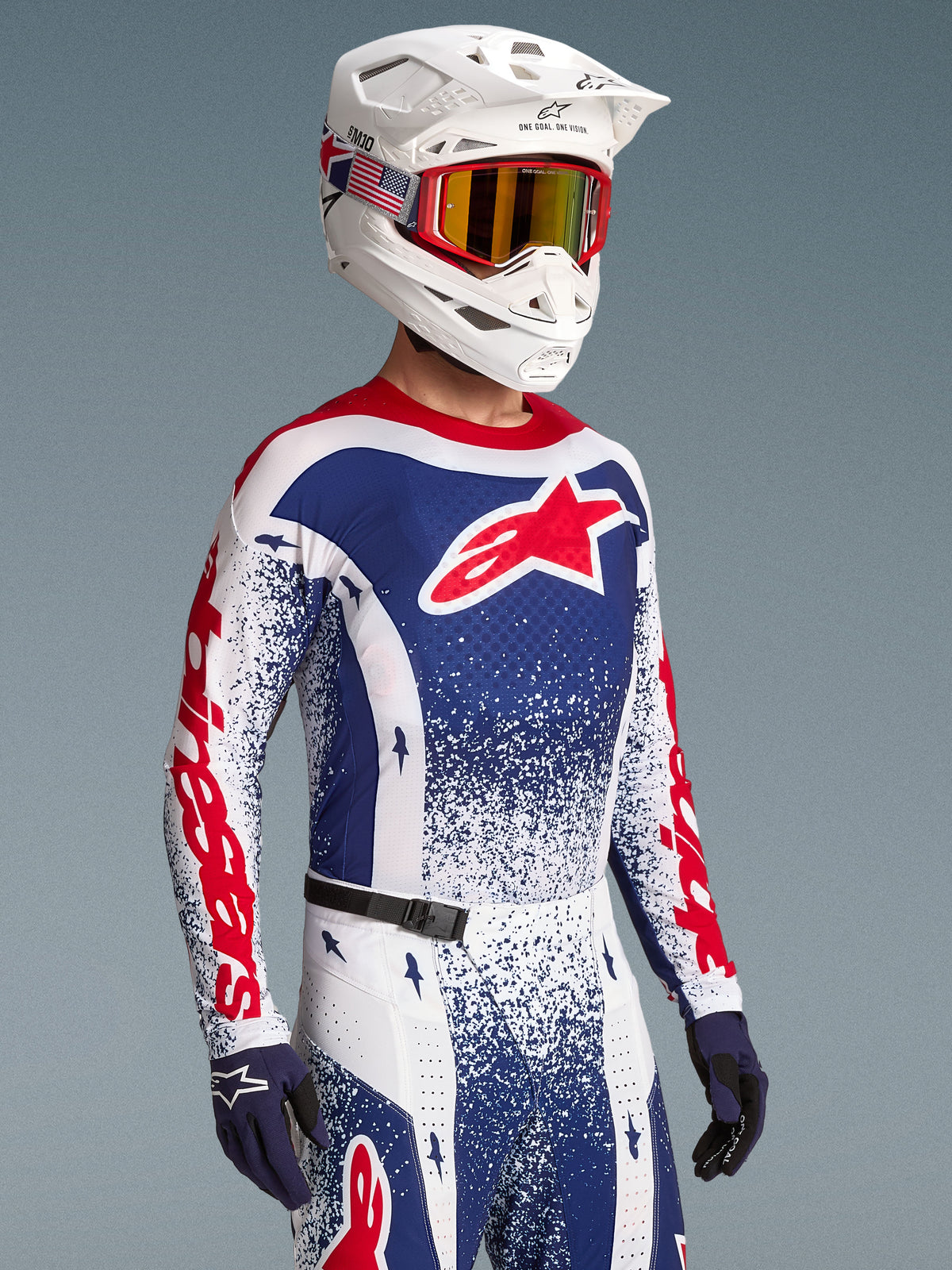 Alpinestars limited edition Techstar Unity jersey, rood en blauw splatter-ontwerp, heren motorcross op model.