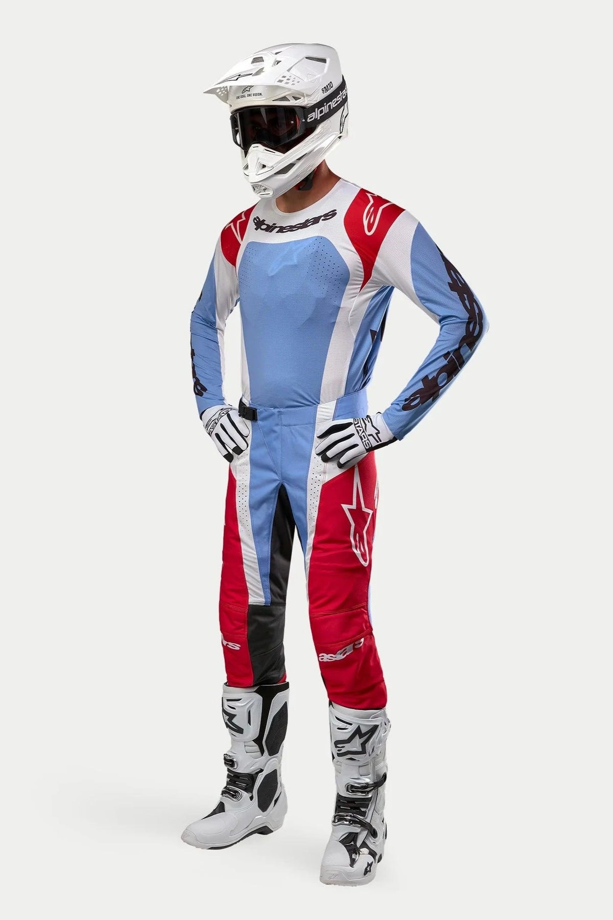 Alpinestars 2024 Techstar Ocuri motorcross uitrusting, lichtblauw, Mars rood en wit shirt en broek, witte helm met crossbril, witte en zwarte handschoenen en laarzen, professionele race-outfit voor off-road prestaties