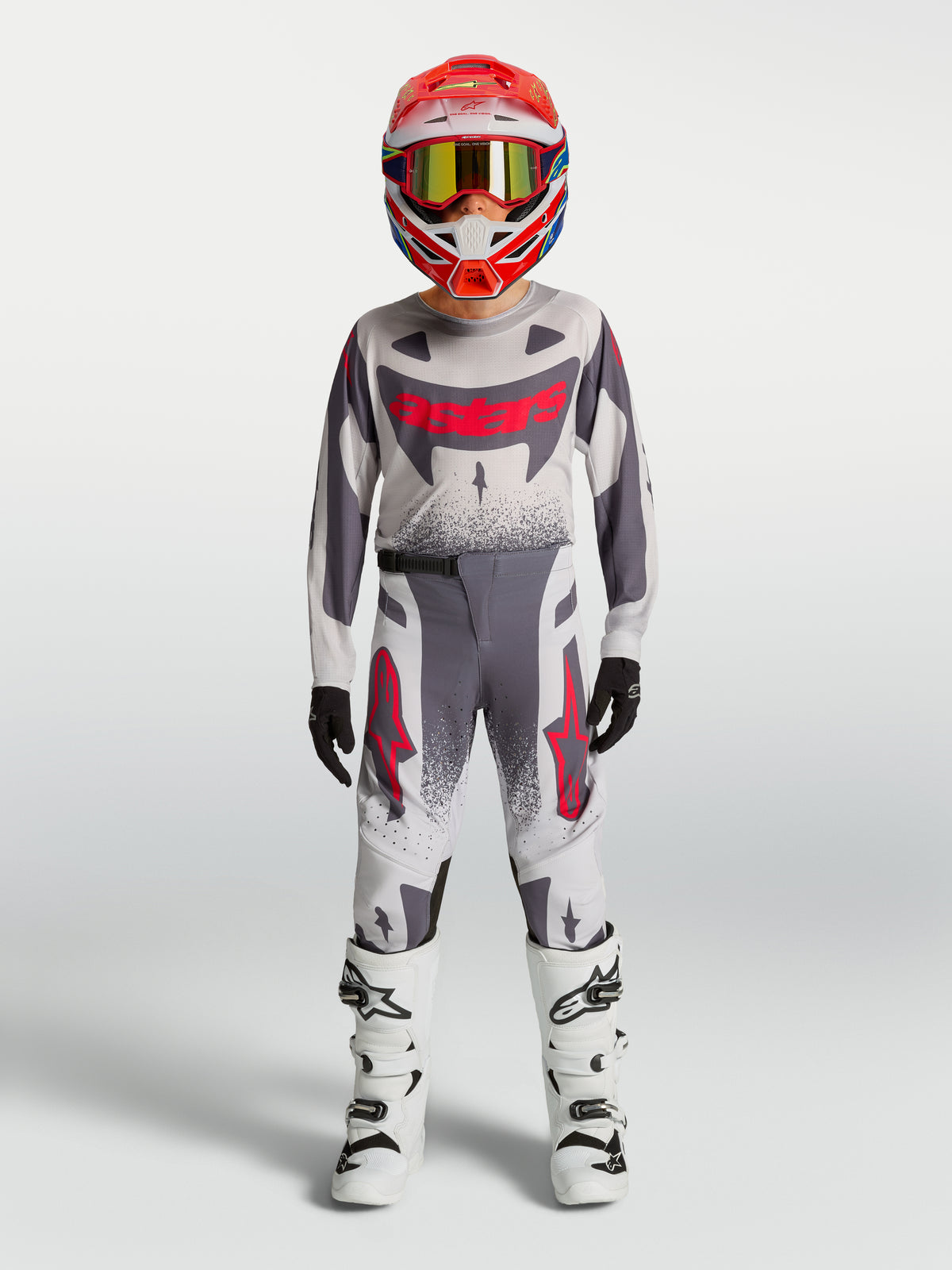 Alpinestars Jeugd Supertech Swan Jersey en Gear Set 2027, grijs en wit motocrossoutfit met rode accenten.