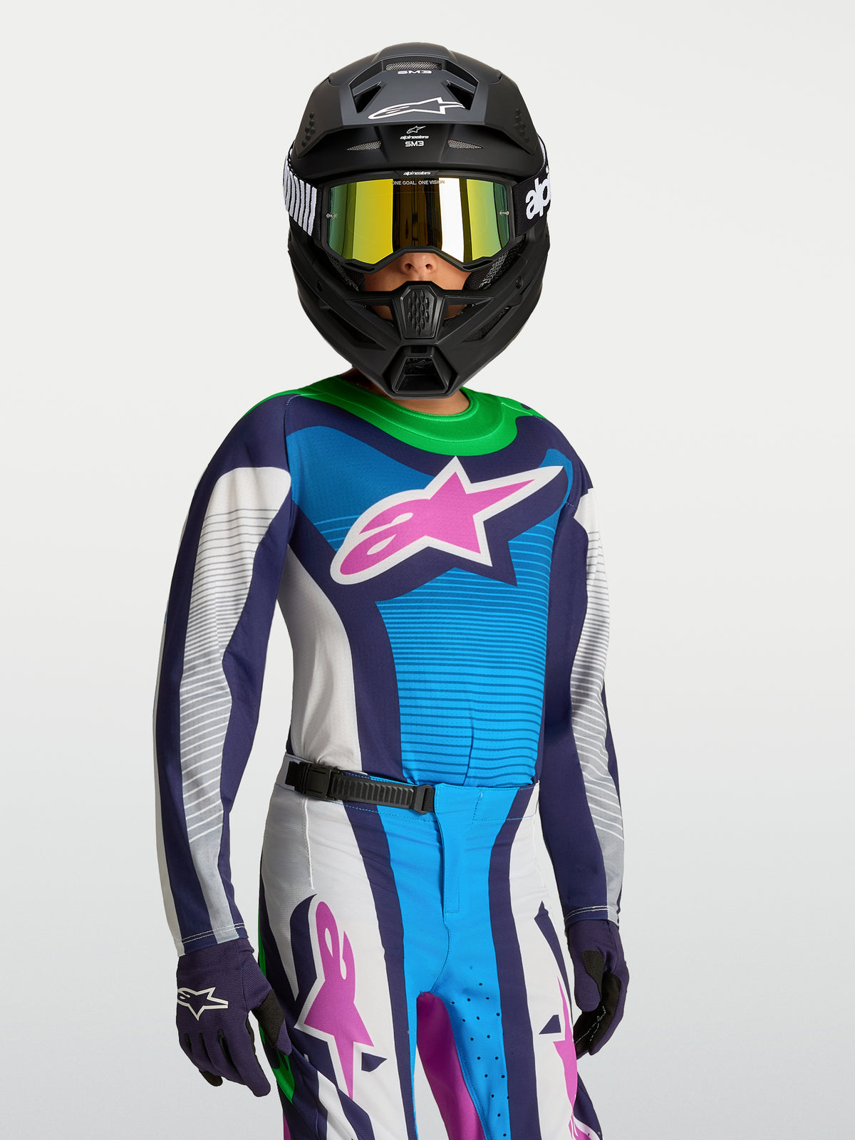 Alpinestars Jeugd Supertech Maven Jersey, atletische motocrossjersey, blauw en wit, stretchmesh, op een jonge rijder.