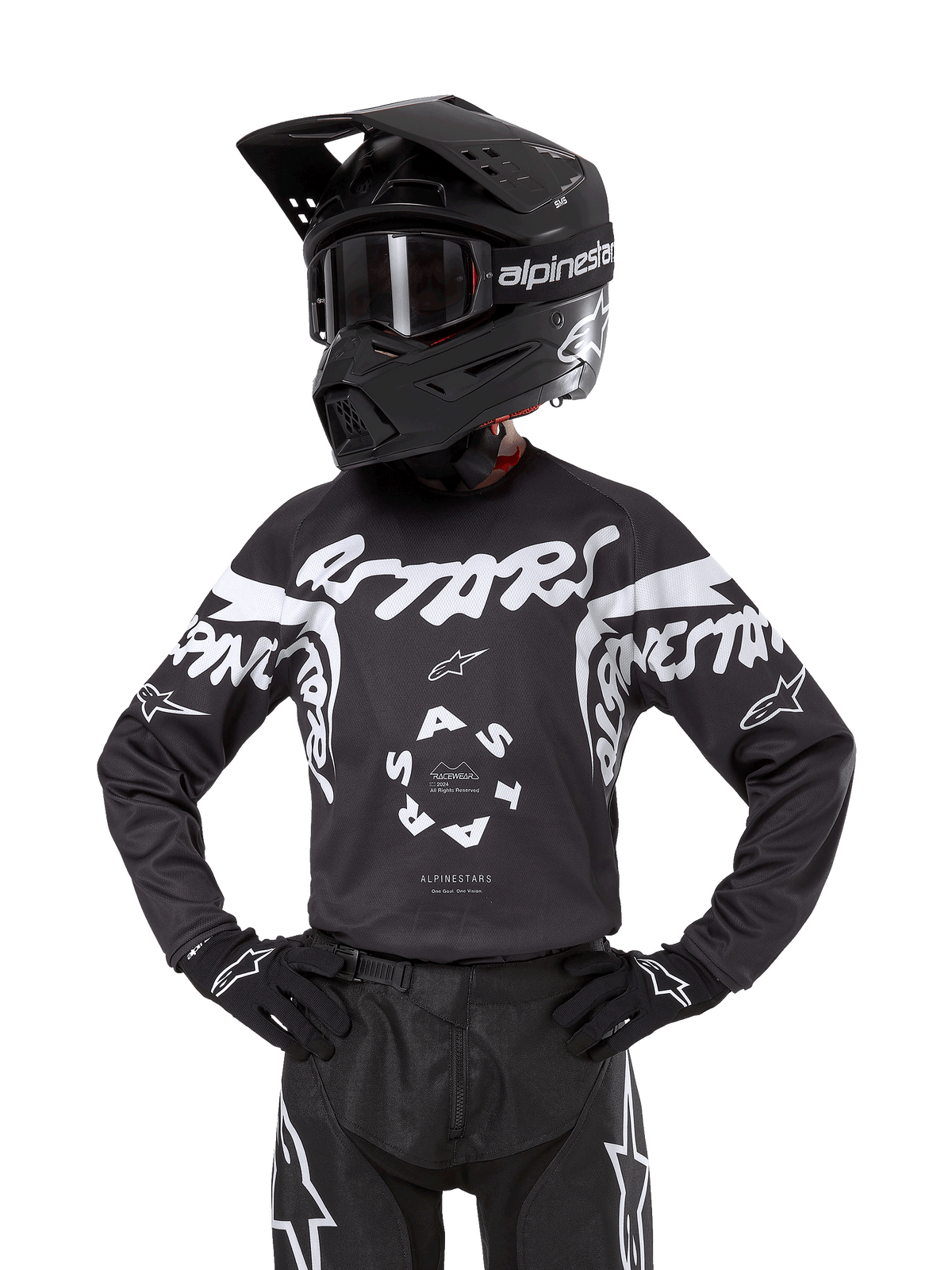 Alpinestars 2024 Youth Racer Hana Jersey, jeugd motocross shirt, zwart met witte grafische prints en logo's op de borst en mouwen, lange mouwen, model draagt bijpassende zwarte helm en motorcross uitrusting