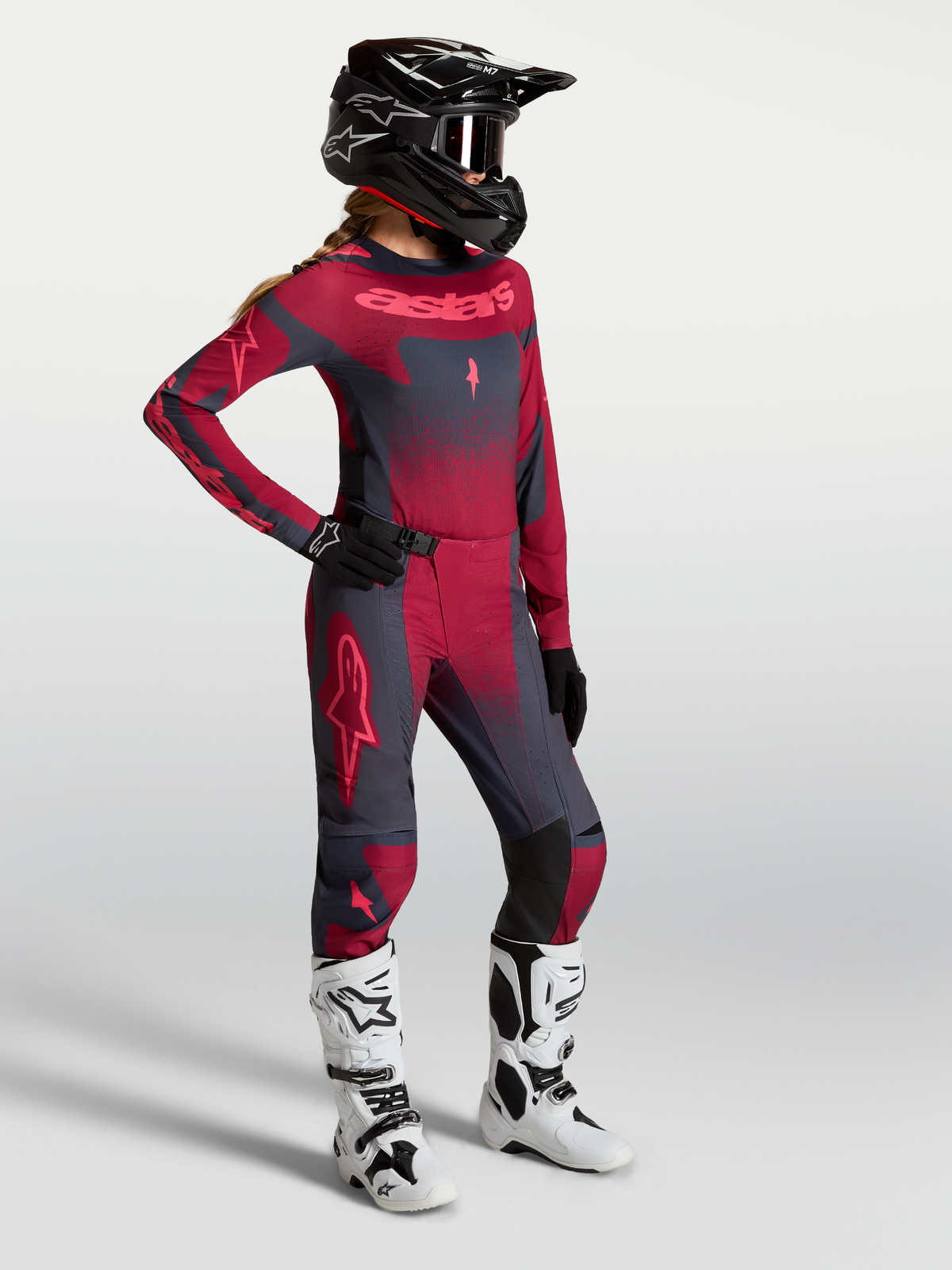 Alpinestars Stella Techstar Swan gear set en broek, motocrosskledingset voor dames in crimson en donkergrijs.