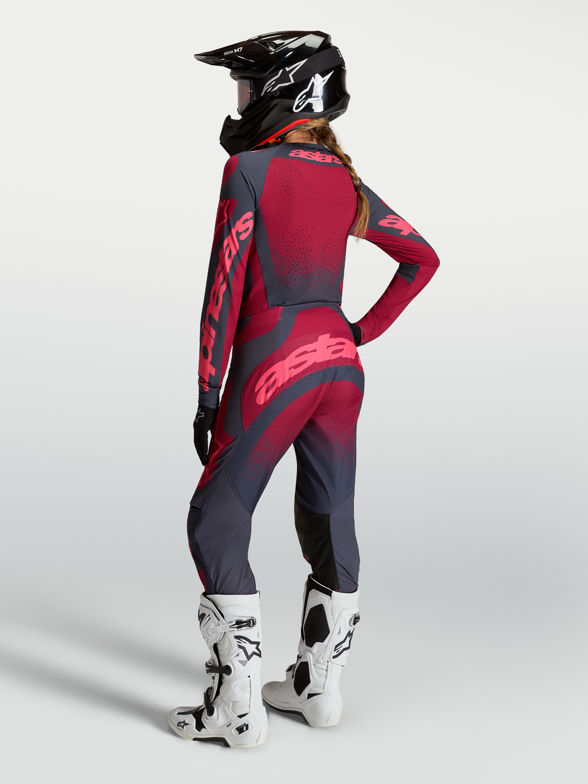 Alpinestars Stella Techstar Swan dames motorcrossbroek in karmozijnrood en donkergrijs met een duurzame stretchconstructie.