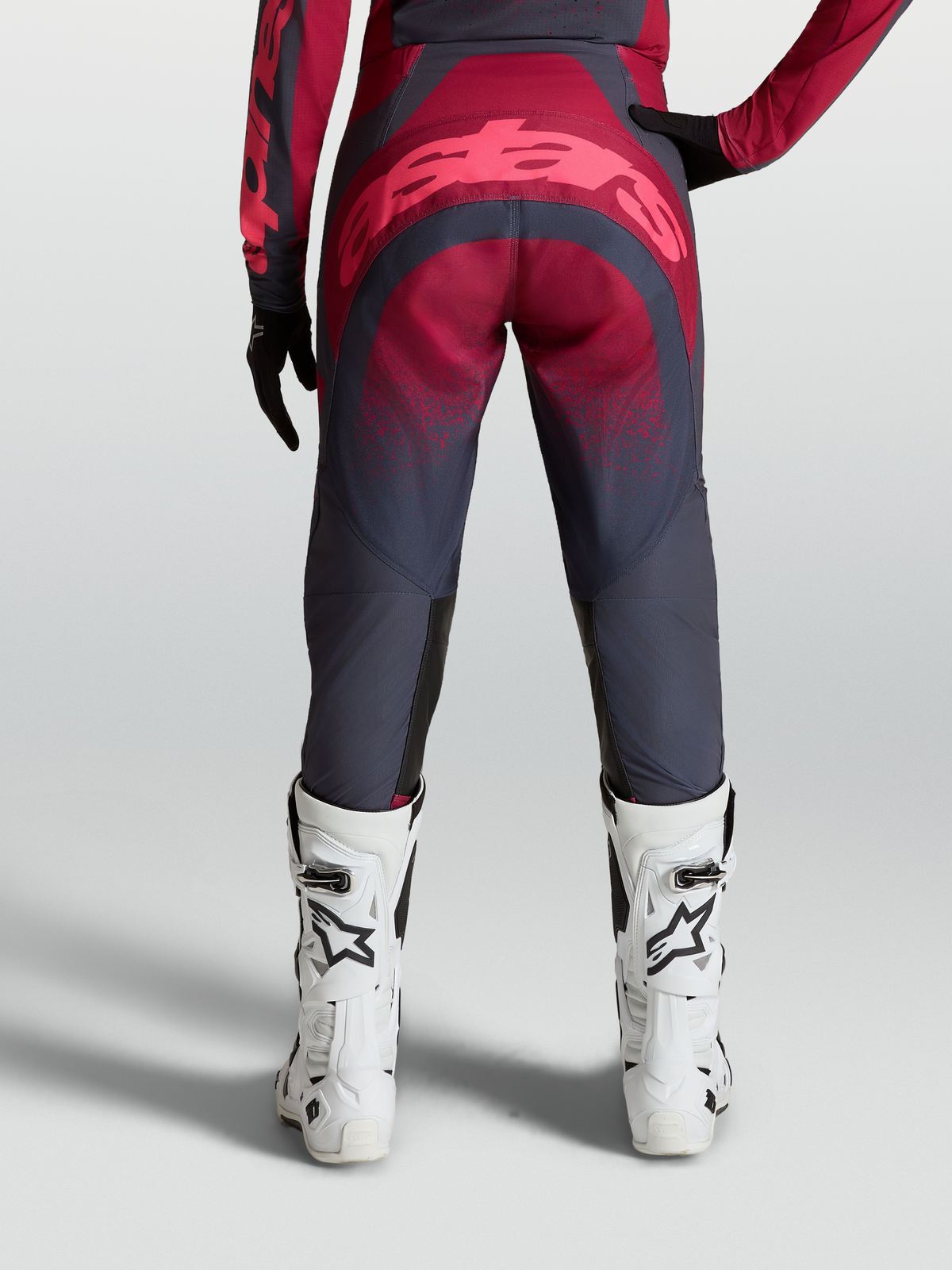 Alpinestars Stella Techstar Swan Broek, dames motorcrossbroek, crimson rood en donkergrijs, met witte Tech racing laarzen.