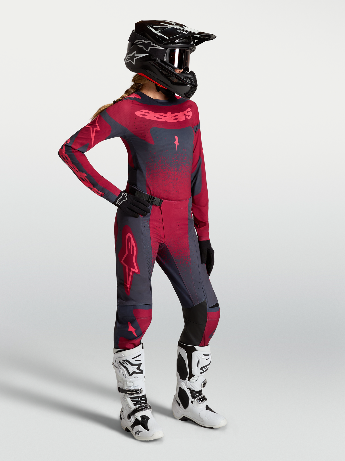 Alpinestars Stella Techstar Swan Jersey, dames-motorcrossjersey, rood en grijs, van textiel, getoond op een model.