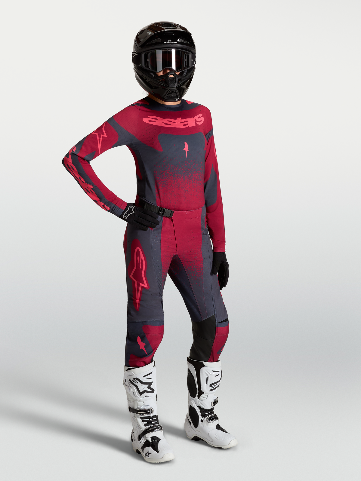 Alpinestars Stella Techstar Swan jersey en kledingset, dames motocrossoutfit in rood en donkergrijs met witte laarzen.