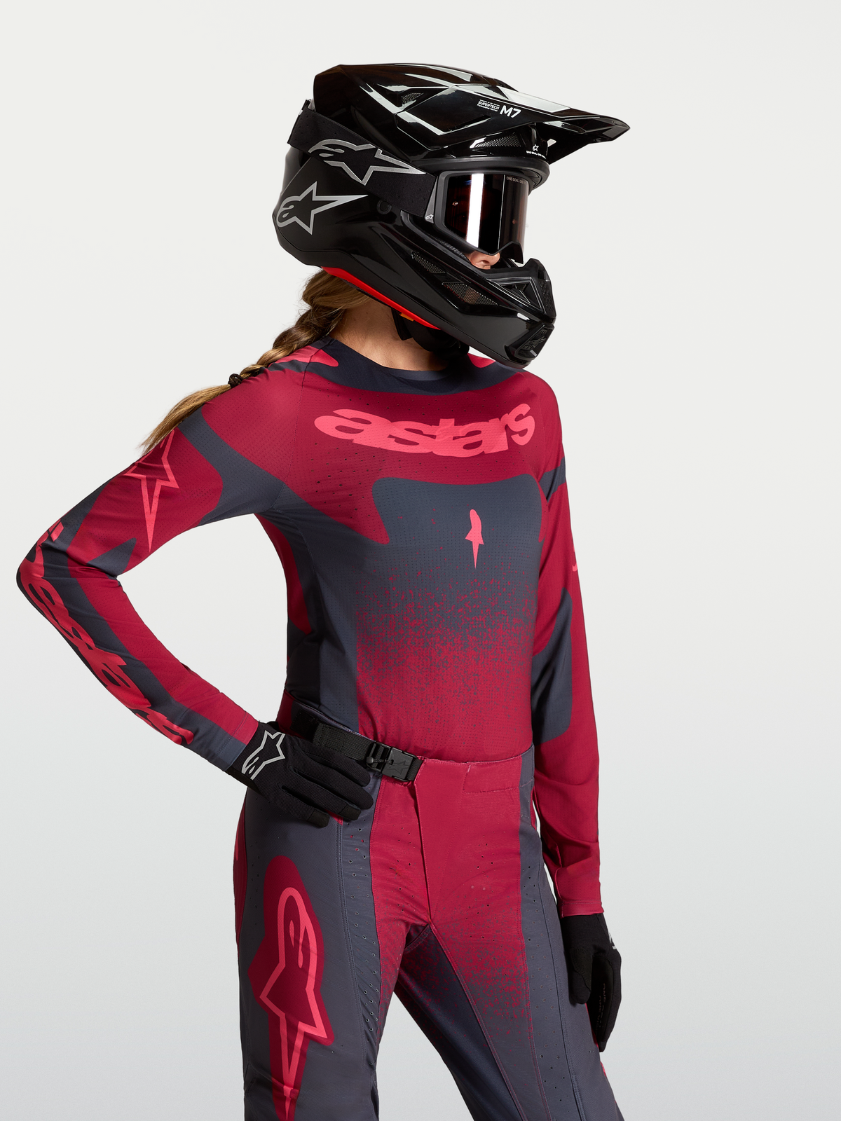 Alpinestars Stella Techstar Swan Jersey, dames-motorcrossjersey in rood en donkergrijs met een atletische pasvorm.