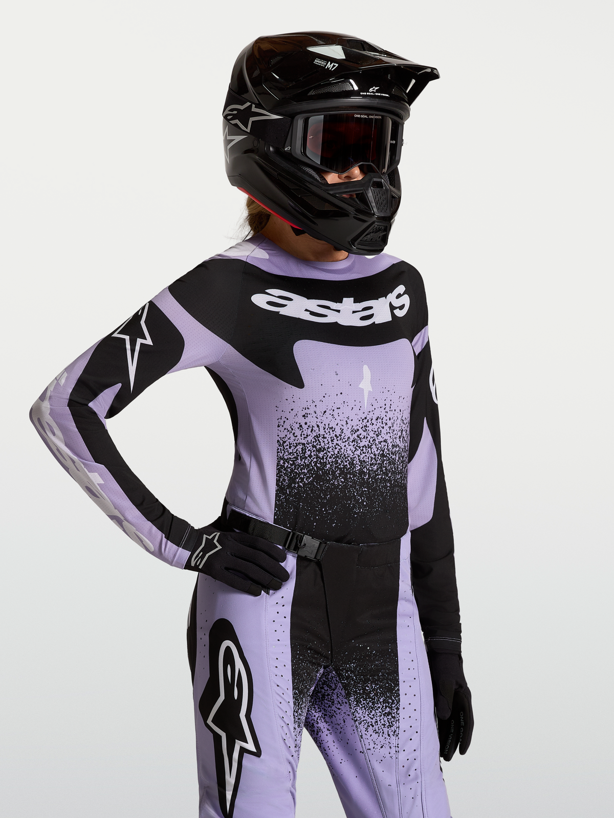Alpinestars Stella Techstar Swan jersey, lichtpaarse en zwarte dames motorcrossjersey met atletische racepasvorm.
