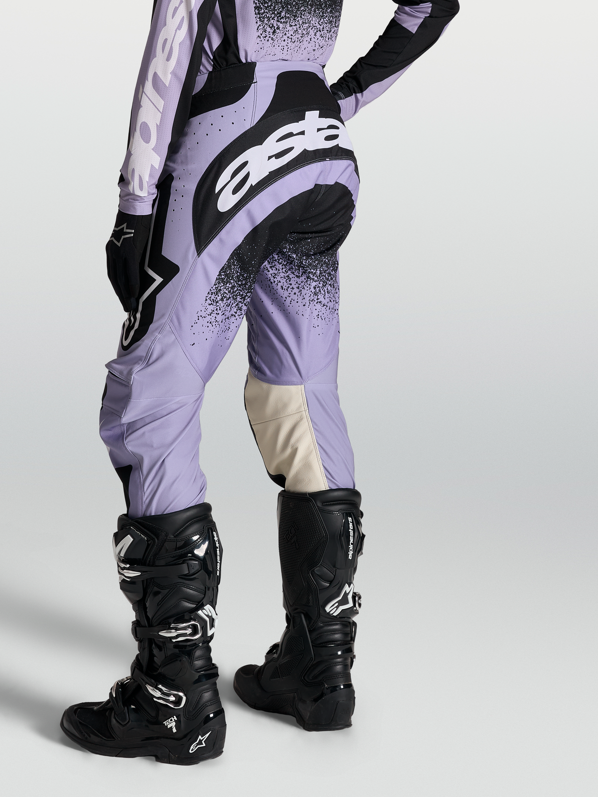 Alpinestars Stella Techstar Swan broek, dames motorcrossbroek, paars en zwart, gedragen met Tech 7 laarzen.