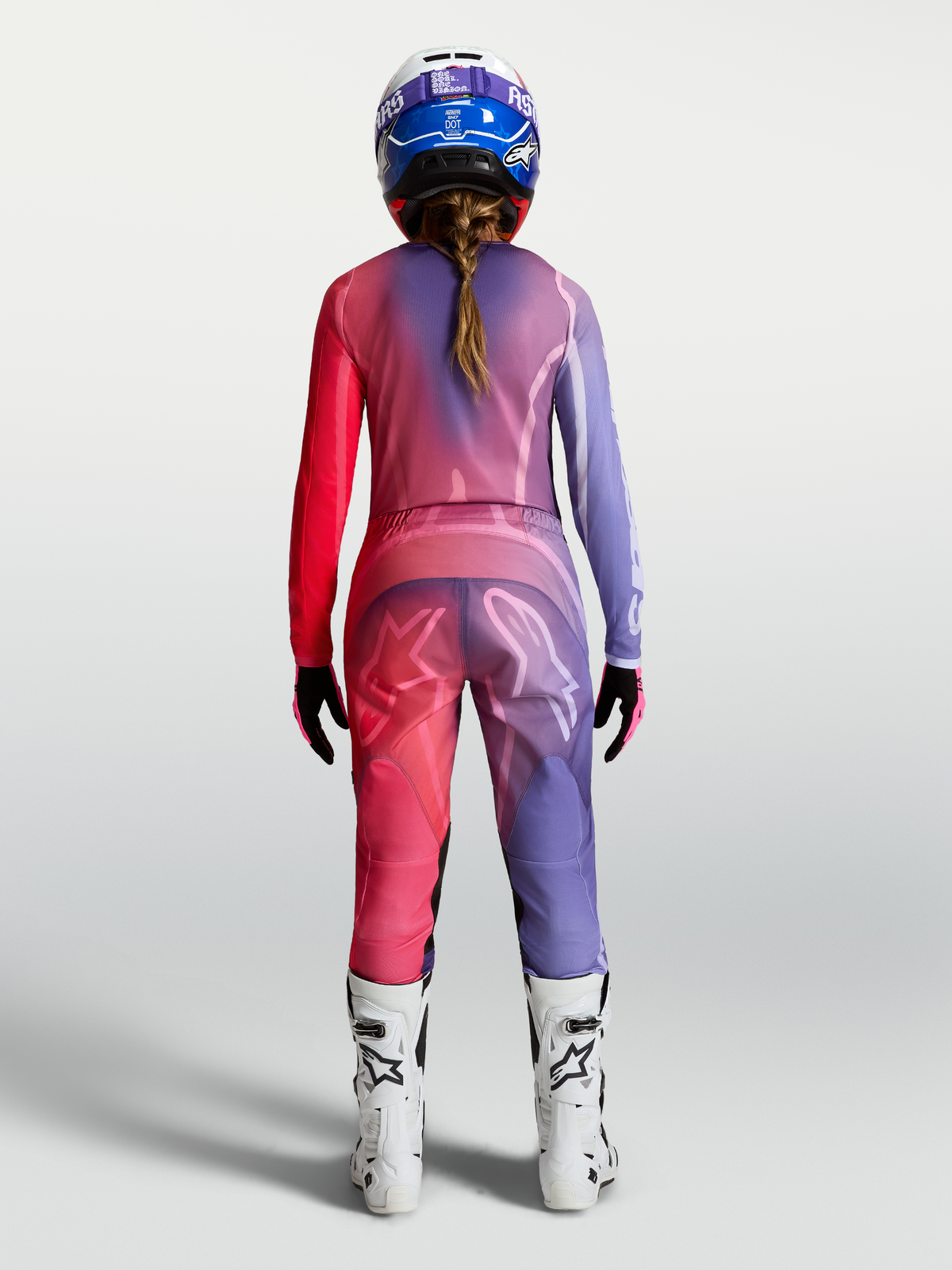 Alpinestars Stella Fluid Kepler Broek en Gear Set, dames motocross-outfit in paars en rood, achteraanzicht met witte laarzen.