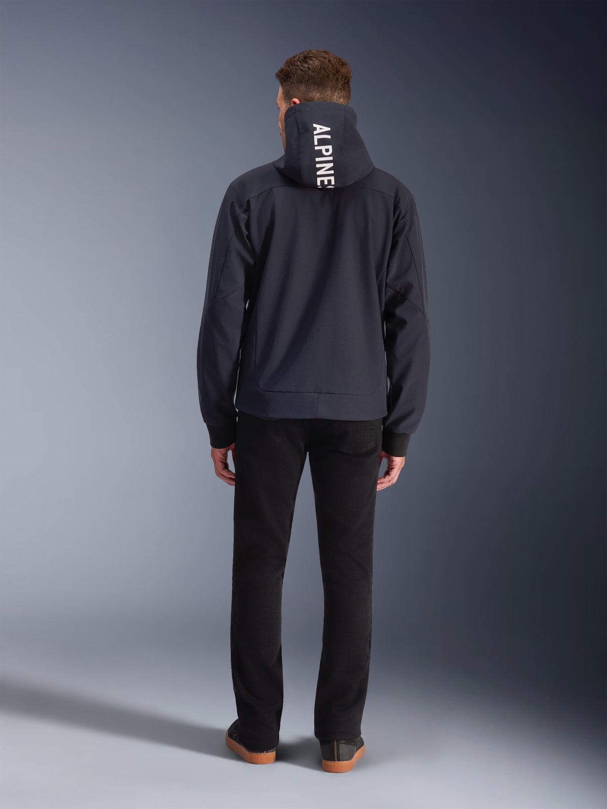 Alpinestars Radium Tech Hoodie, winddichte urban herenmotorjas, zwart met wit logodetail op de capuchon, achteraanzicht.