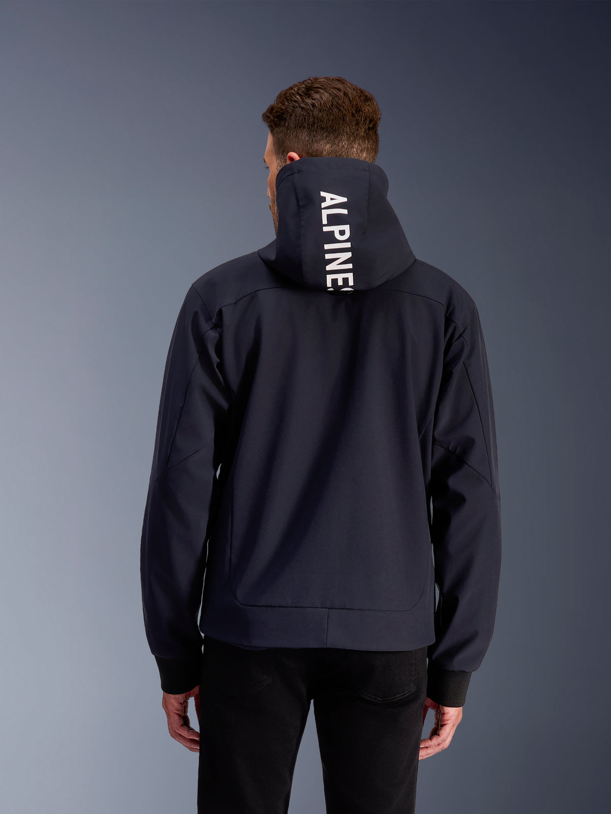 Alpinestars Radium Tech Hoodie, heren urban motorjas, zwart en wit, 3L-textiel, achteraanzicht met logo op de capuchon.