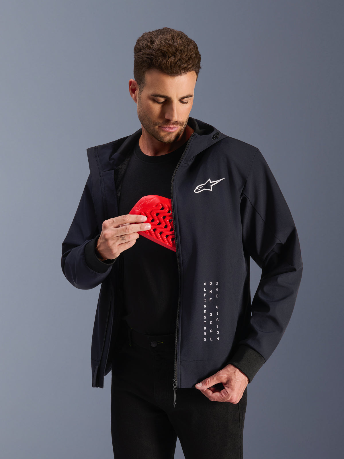 Alpinestars Radium Tech Hoodie, zwarte urban motorjas voor heren met rood Nucleon Flex Plus-beschermingselement.