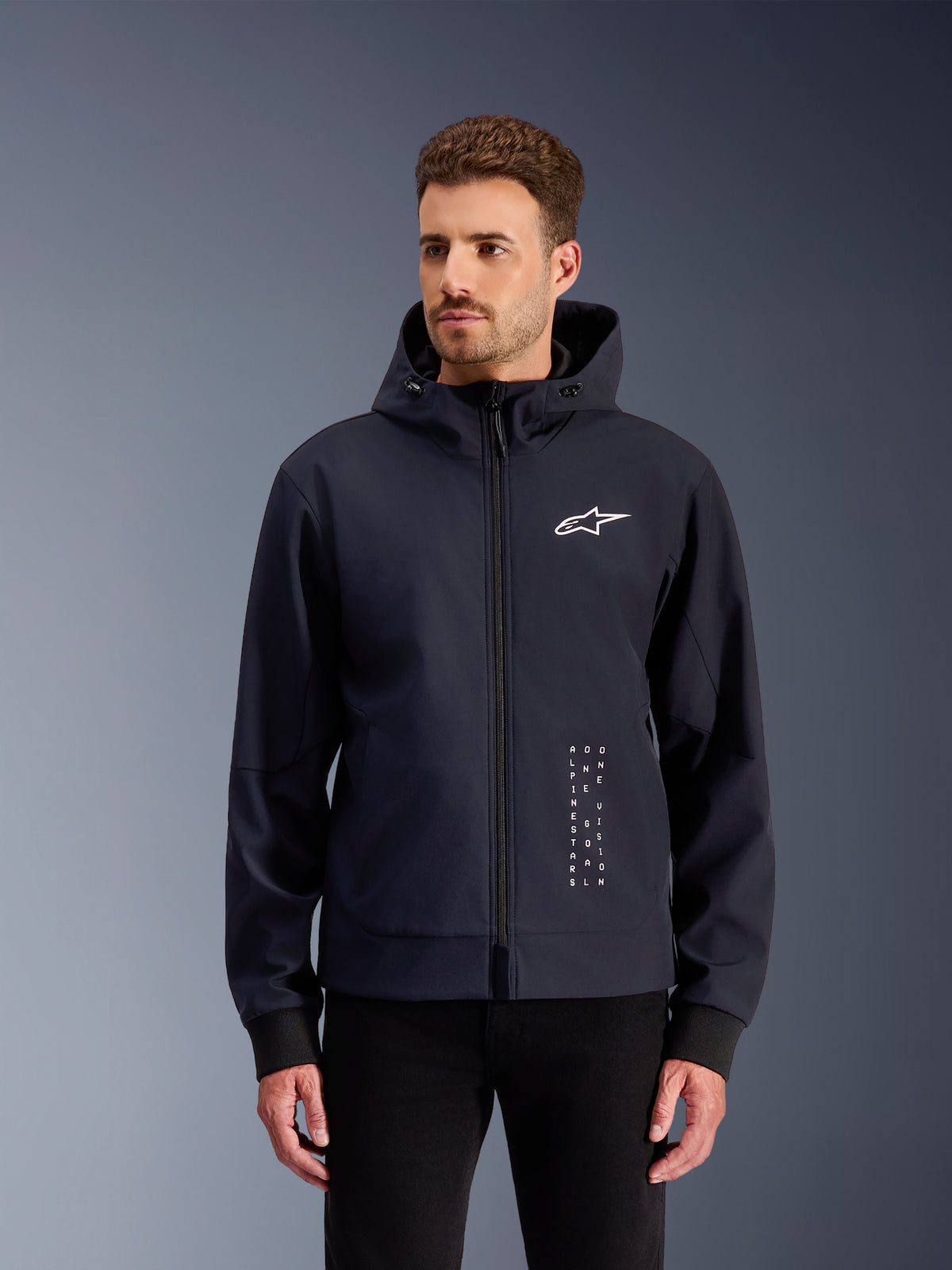 Alpinestars Radium Tech Hoodie, winddichte urban herenmotorjas in zwart en wit, 3L Tech Shell, gedragen door een model.